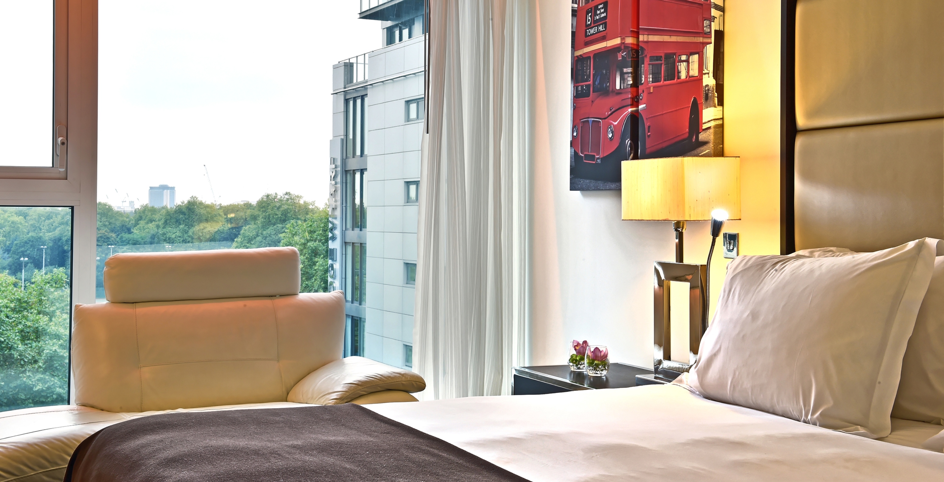 Das Premium Twin im Pestana Chelsea Bridge hat ein Doppelbett und Blick auf den Battersea Park