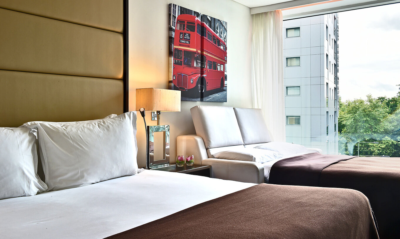 Das Deluxe Family im Pestana Chelsea Bridge hat ein Doppelbett, Schlafsofa, London-Bilder und Fenster mit Aussicht