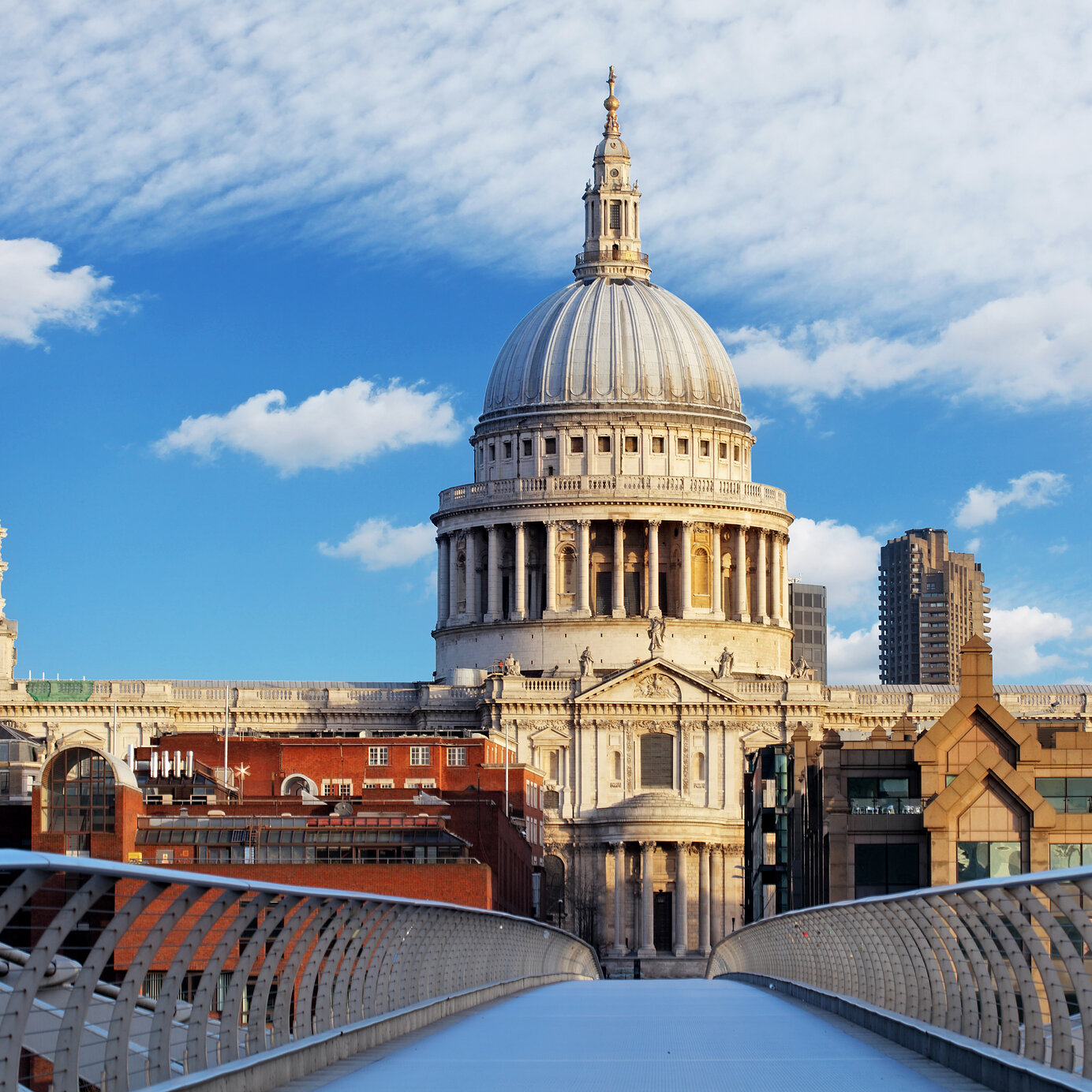 Übernachten Sie im Pestana-Hotel und erkunden Sie die historischen Gebäude Londons, wie die St. Paul's-Kathedrale.