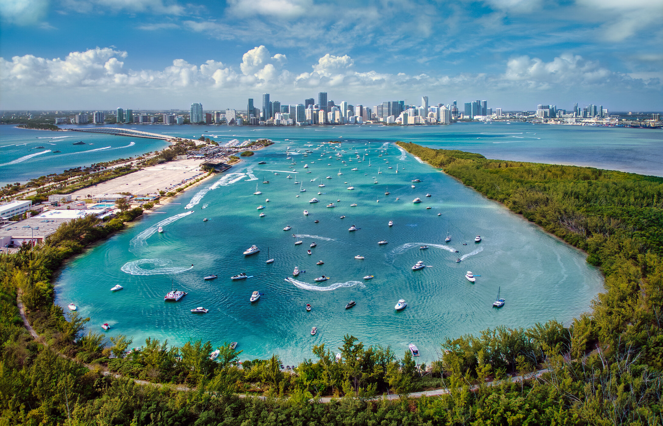 Blick über die Biscayne Bay in Miami, mit kristallklarem blauen Wasser, Booten und Wolkenkratzern im Hintergrund