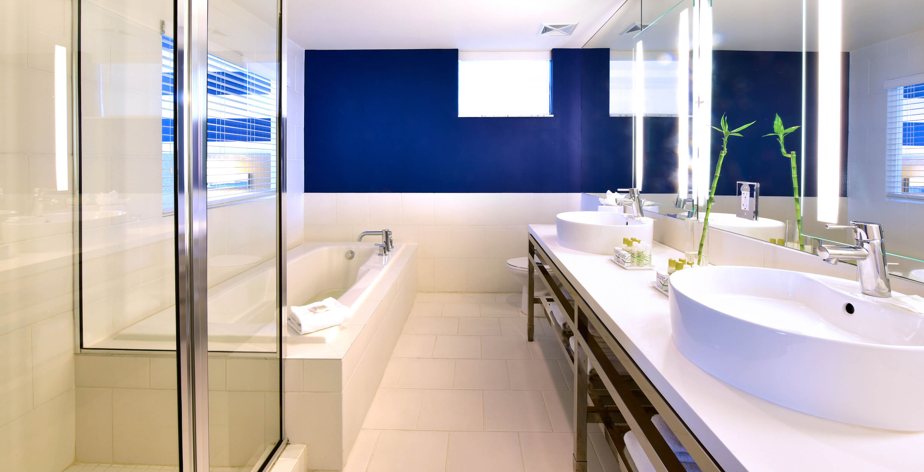 Die Suite mit zwei Schlafzimmern und Balkon im Pestana Miami hat modernes Bad mit Dusche und Wanne.