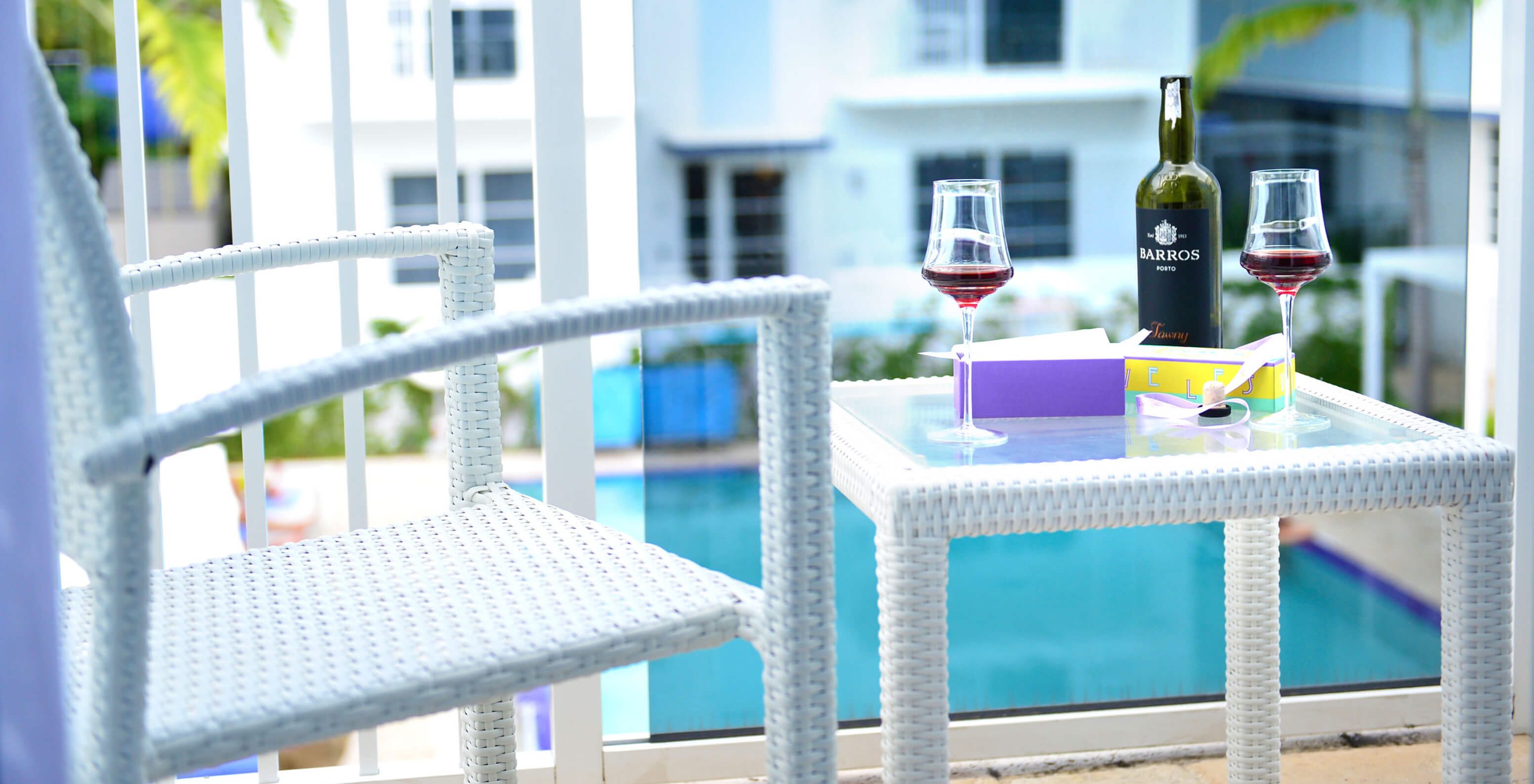 Die Suite mit zwei Schlafzimmern und Balkon im Pestana Miami hat Tisch und Poolblick.