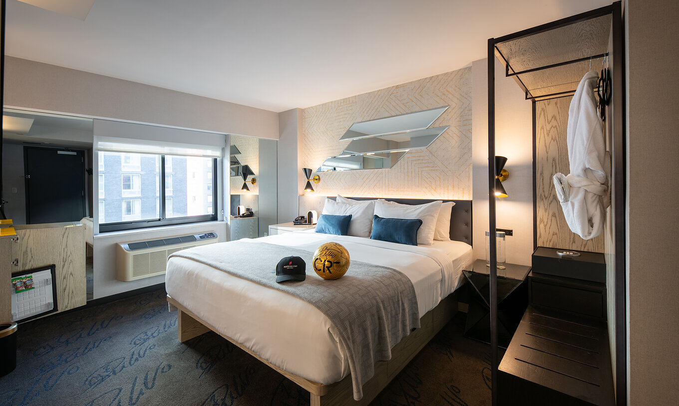 Das Deluxe King Room ADA im Pestana CR7 Times Square hat ein Doppelbett, ein Fenster und einen Kleiderschrank