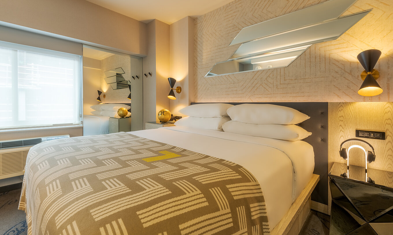 Das Comfort ADA im Pestana CR7 Times Square hat ein Doppelbett mit einer Decke mit der Nummer sieben und einem Kleiderschrank