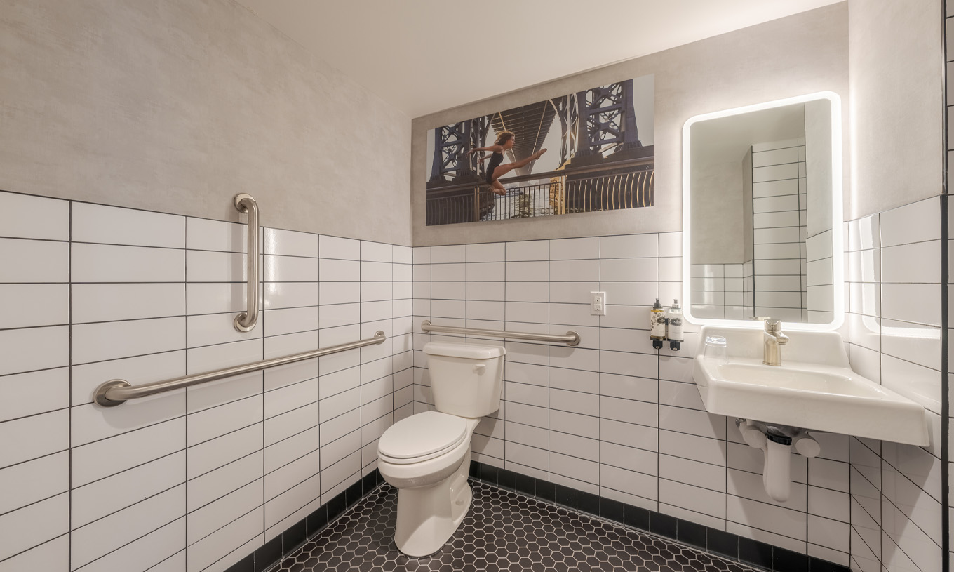 Das Comfort Street View ADA im Pestana CR7 Times Square hat ein angepasstes Bad mit toilette, Waschbecken und Spiegel