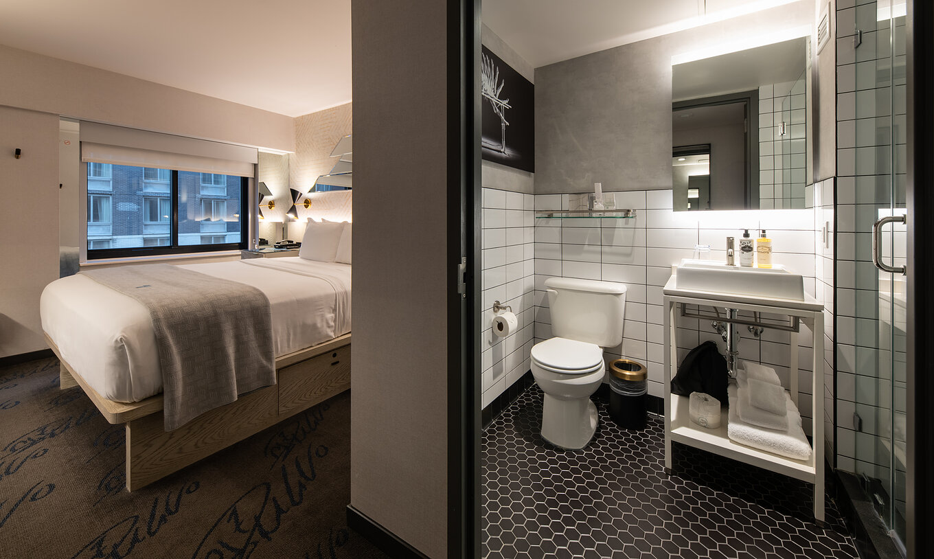 Das Comfort Street View im Pestana CR7 Times Square hat ein Badezimmer, ein Doppelbett und ein Fenster