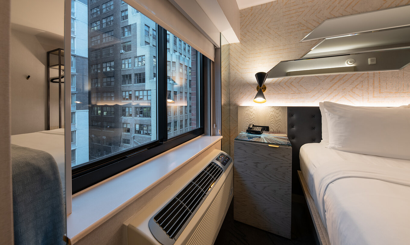 Das Comfort Street View im Pestana CR7 Times Square hat ein Fenster mit Stadtblick neben dem Doppelbett