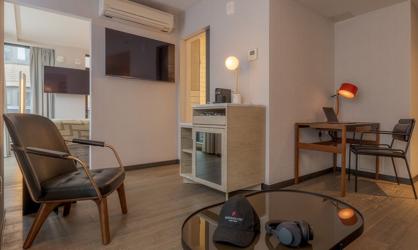 Die Junior Suite mit Balkon und Aussicht im Pestana CR7 Times Square hat einen Schreibtisch, einen Sessel und eine Maschine