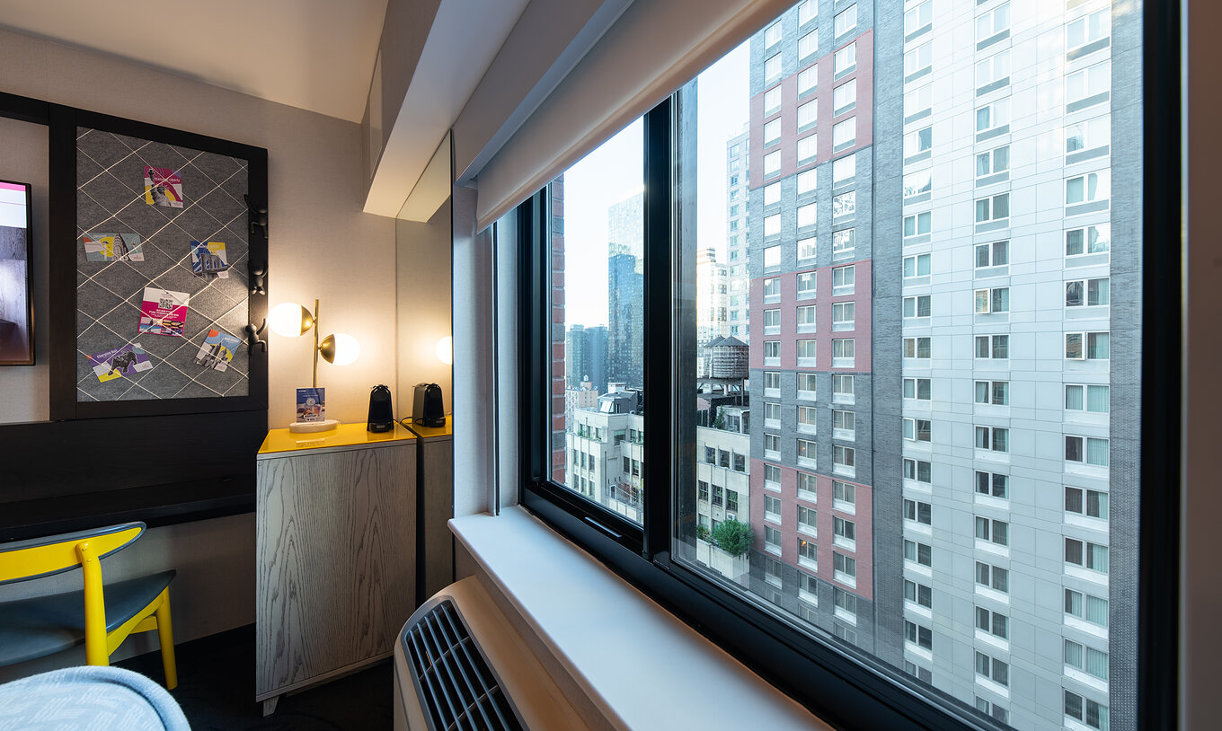 Das Superior King High Floor im Pestana CR7 Times Square hat ein Fenster mit Blick auf die Straße und eine Klimaanlage