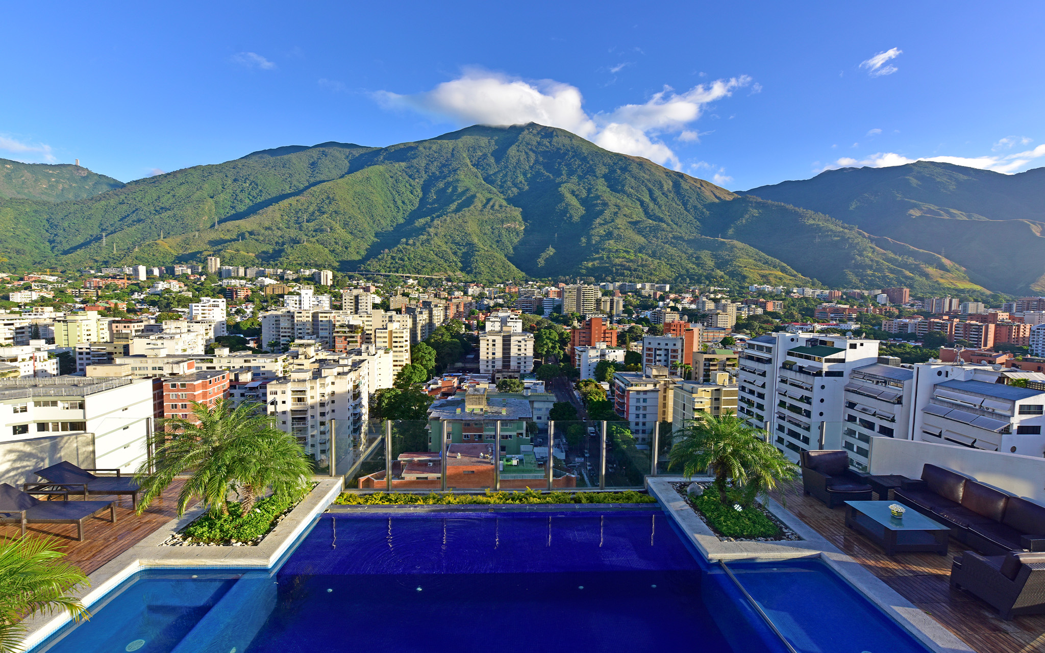 Panoramablick des Pestana Caracas, ein Hotel in Caracas in der Finanzgegend mit Pool und Gebäuden