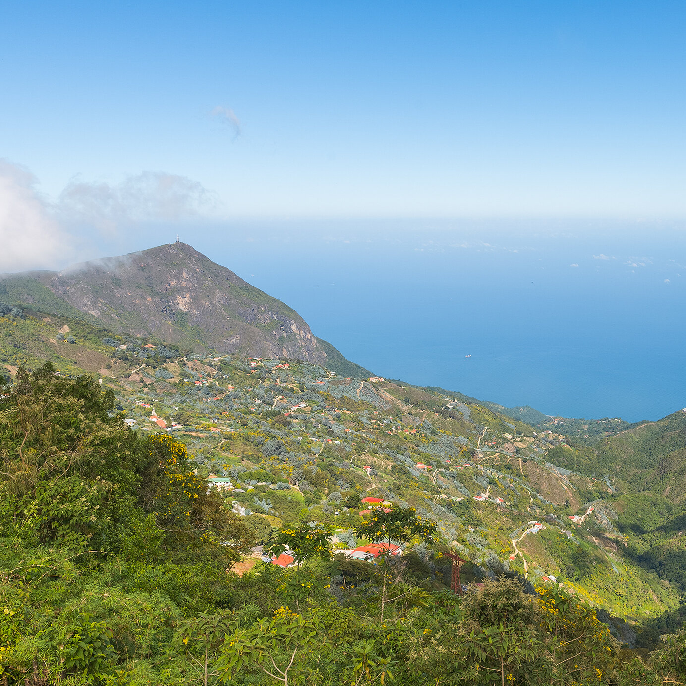 Übernachten Sie im Pestana-Hotel und erkunden Sie die Schönheit der grünen Berge mit Blick auf den Ozean in Venezuela.