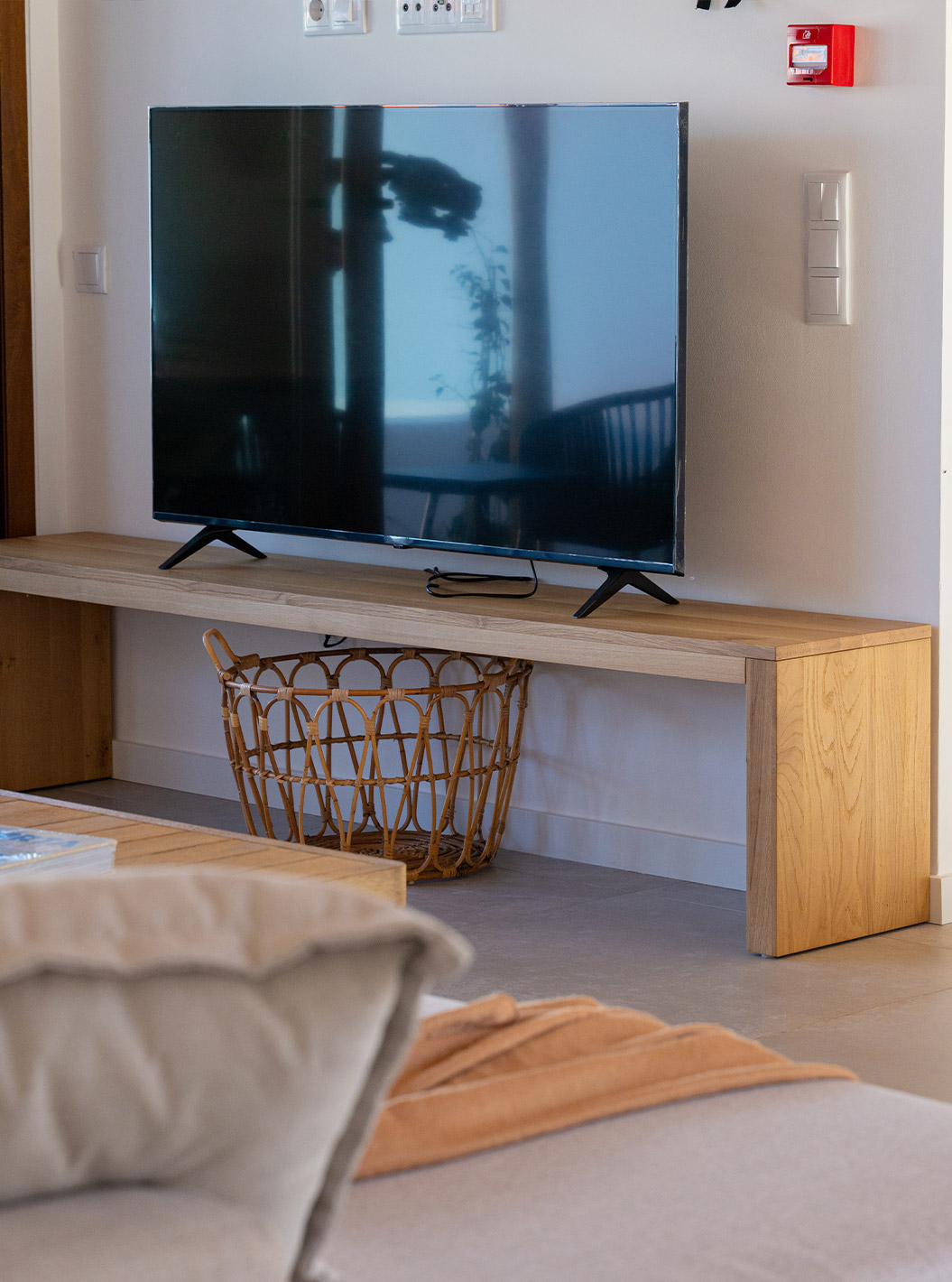 The Superior Green Villa at Pestana Comporta Village Residences has a modern room with a TV and wooden furniture