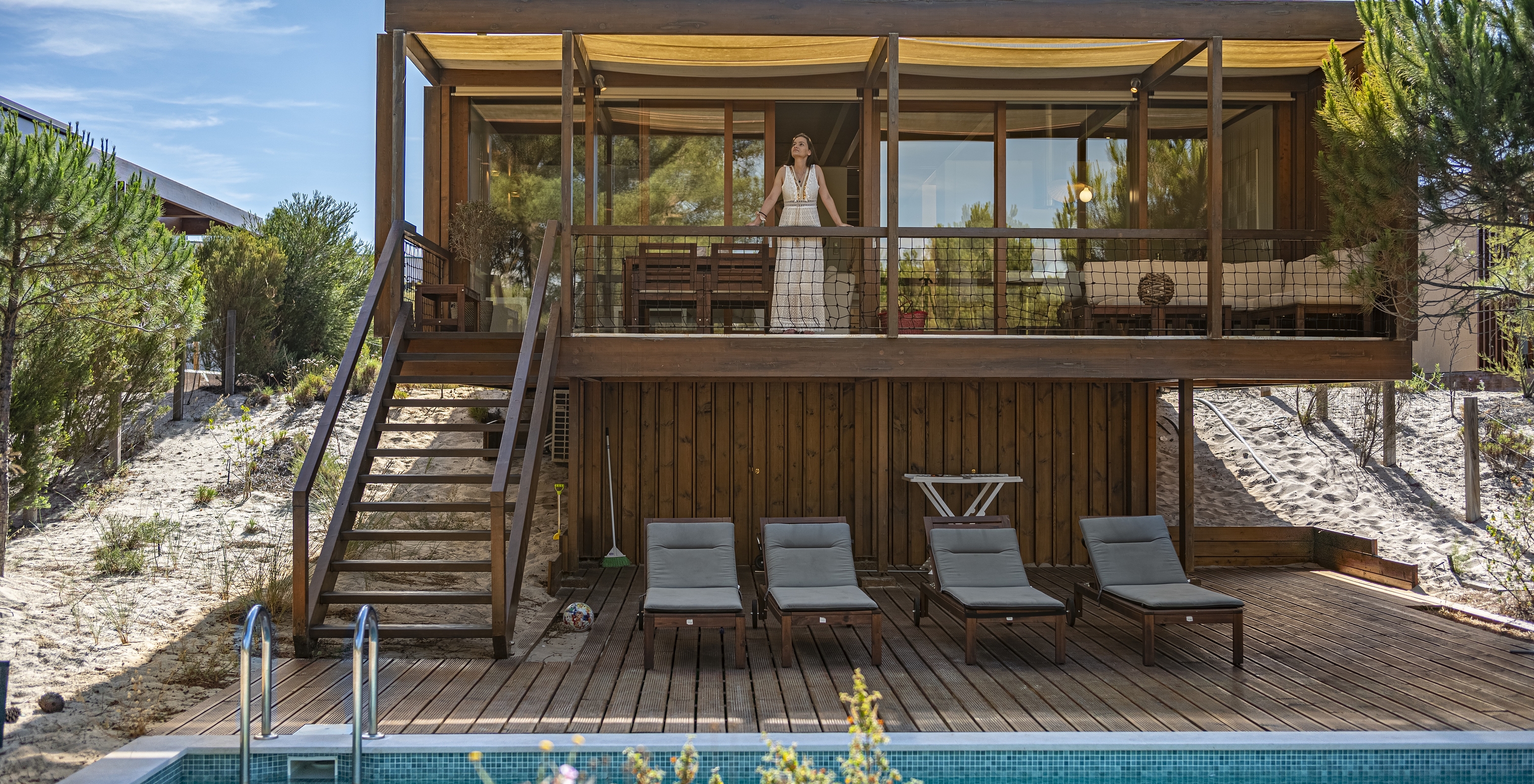 The Tree Villa with Private Pool of Pestana Tróia Eco Resort has a woman on the balcony who later gives access to the pool