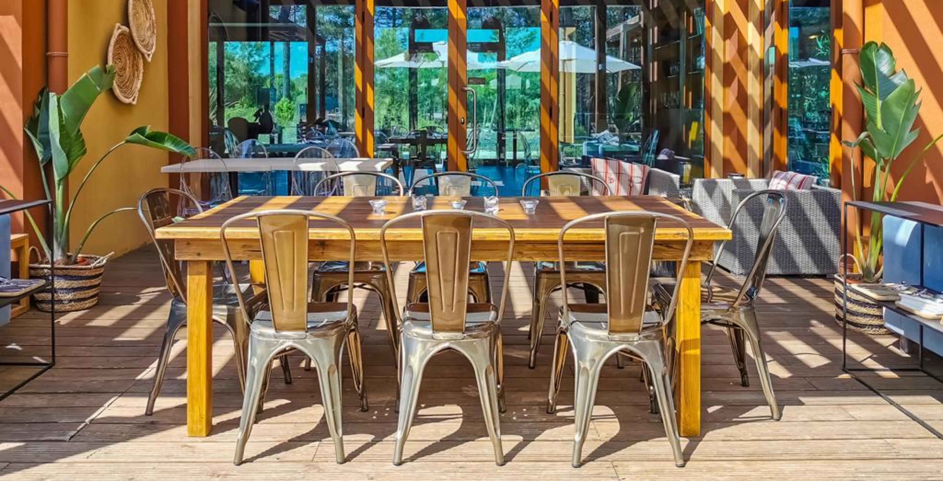 The Grão de Bico restaurant at the Eco Resort 10 Minutes from Praia da Comporta features a terrace with chairs and tables