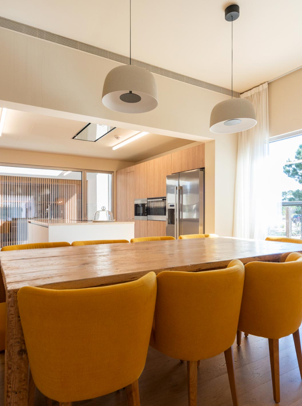 The exclusive villa with a pool at Pestana Tróia Eco Resort has a living room with a wooden dining table and chairs