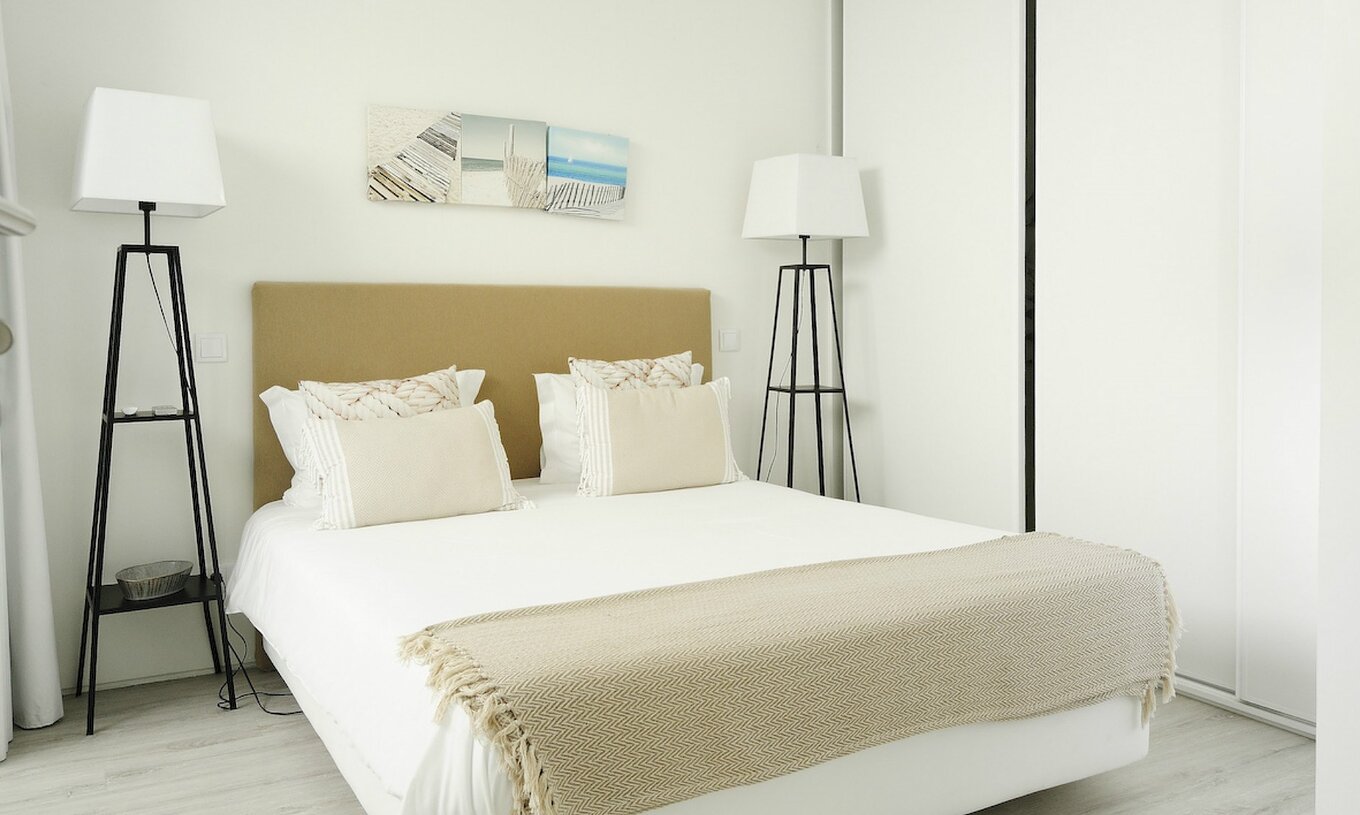 The Green T3 Villa with Private Pool of Pestana Tróia Eco Resort has a double bed with two bedside tables and a bedspread