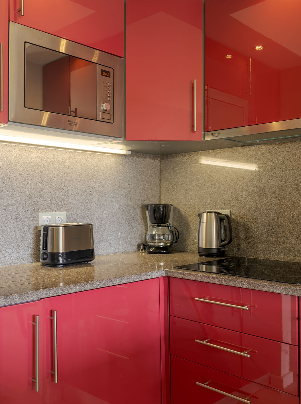 The Duplex Sea View Suite T2 at Pestana Alvor Praia has a kitchen with a stove, microwave, kettle, and toaster