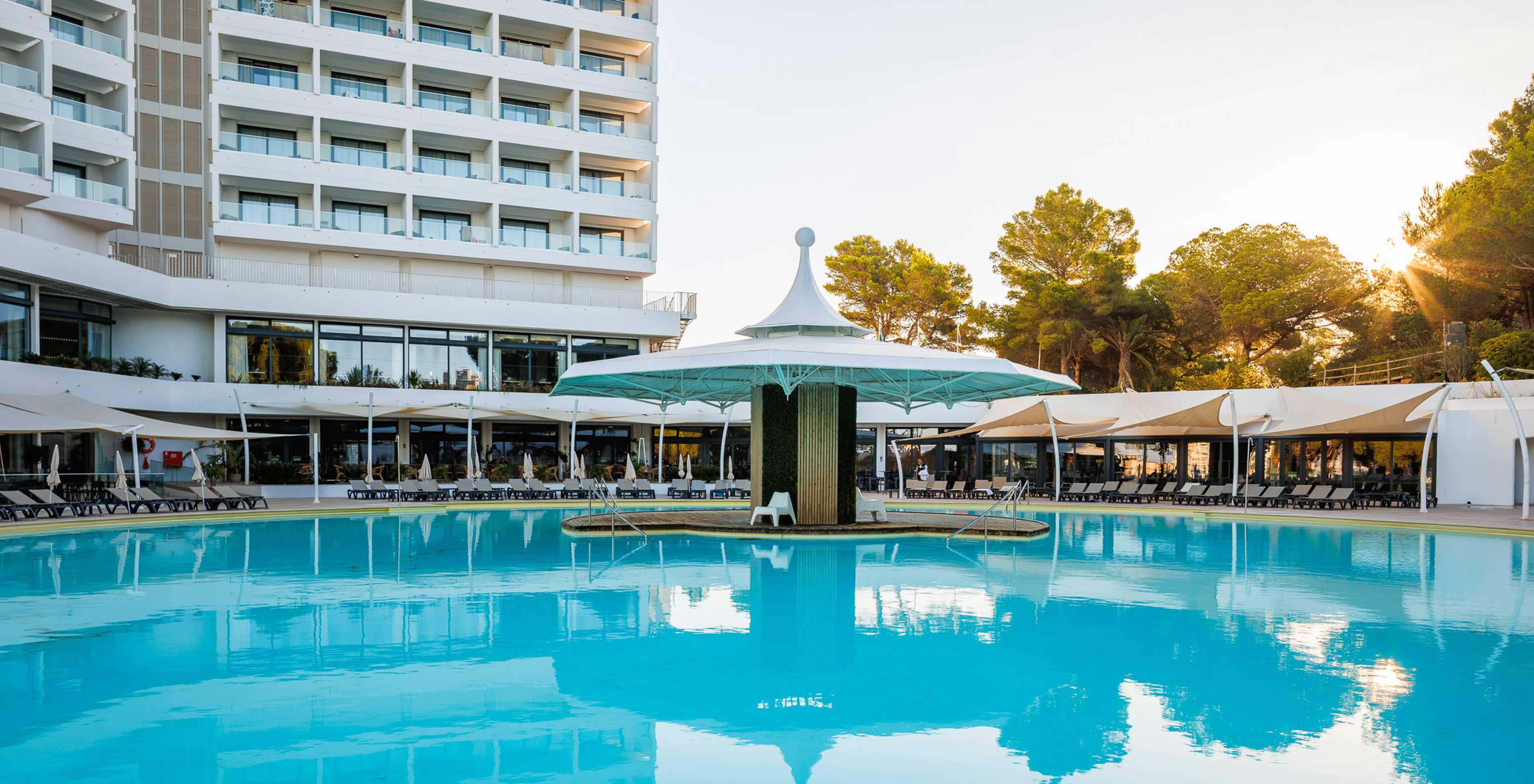 Pestana Blue Alvor Beach is a 5-star hotel close to the beach with three outdoor pools and several sun loungers