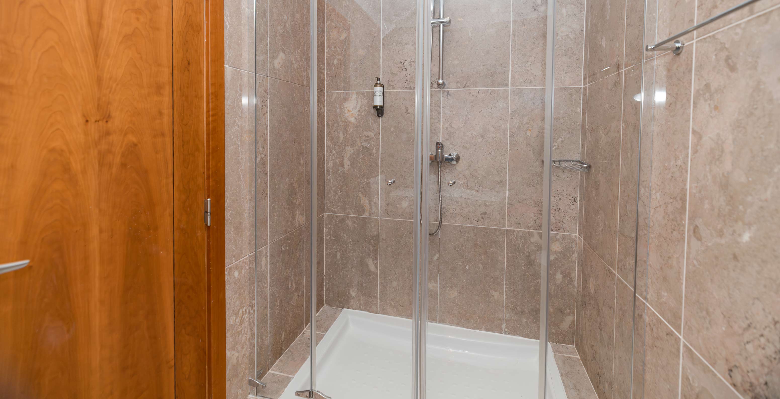 The T2 Suite at Pestana Viking has a bathroom with shower and shower gel