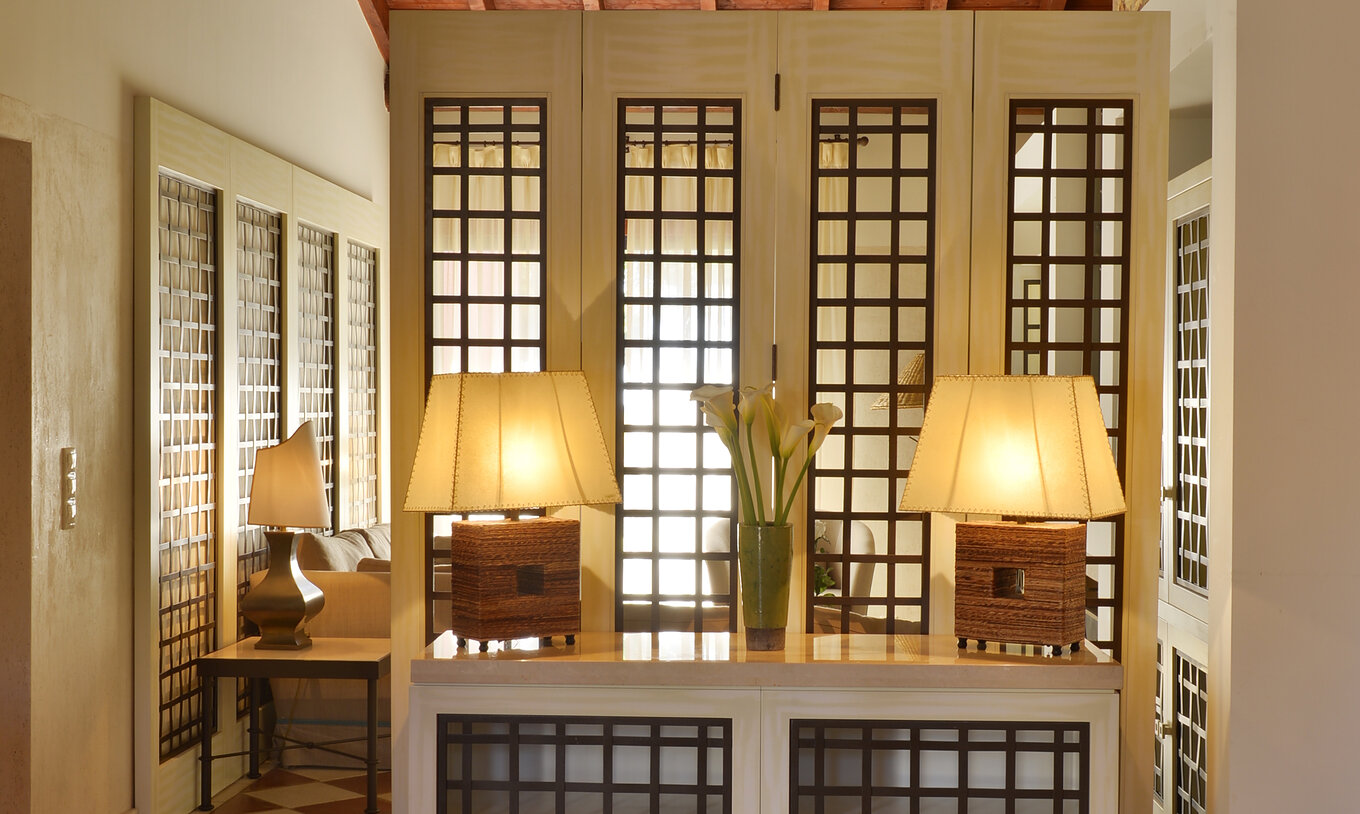 The Garden View Suite at Pestana Vila Sol - Vilamoura has an entrance with a table, two lamps, and a pitcher