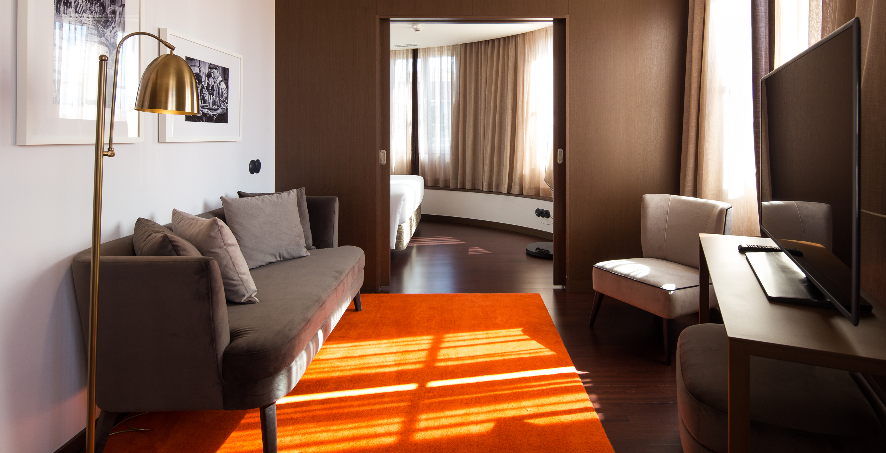 The Master Suite do Pestana Porto - A Brasileira has a small room with plenty of light, with sofa and TV