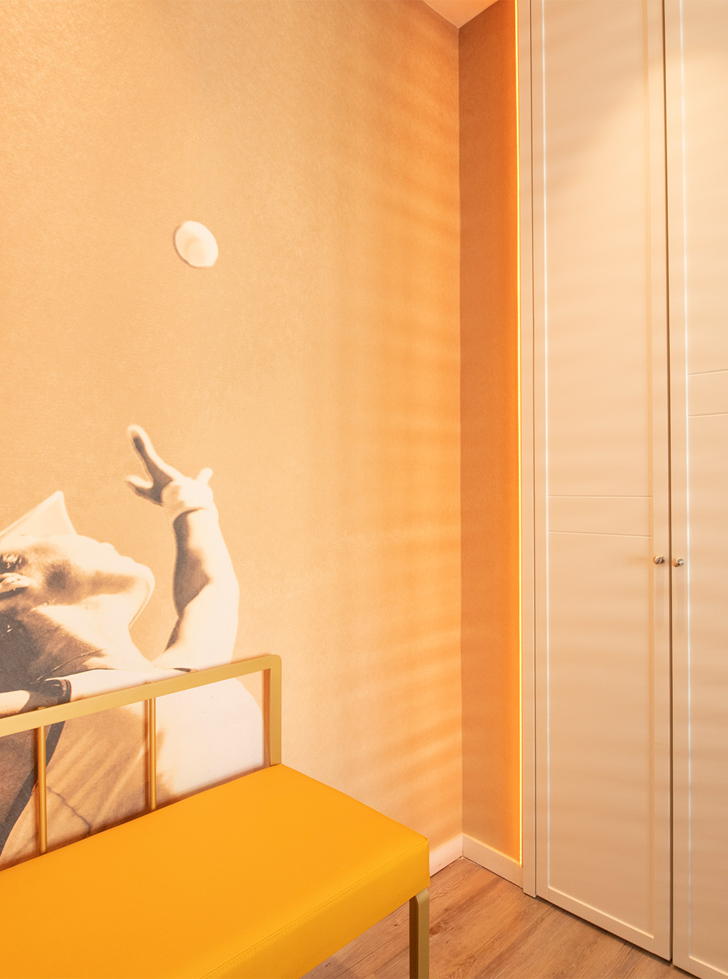 The Legend Room at Pestana CR7 Gran Vía Madrid includes a wardrobe, a bench, and a photograph of a tennis player as wallpaper