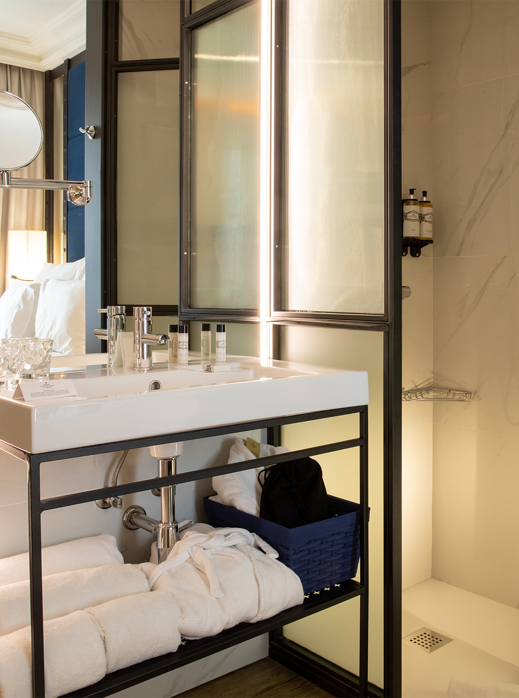 The Classic Room at Pestana Plaza Mayor Madrid has a bathroom with sink with mirror, shower, towels and amenities