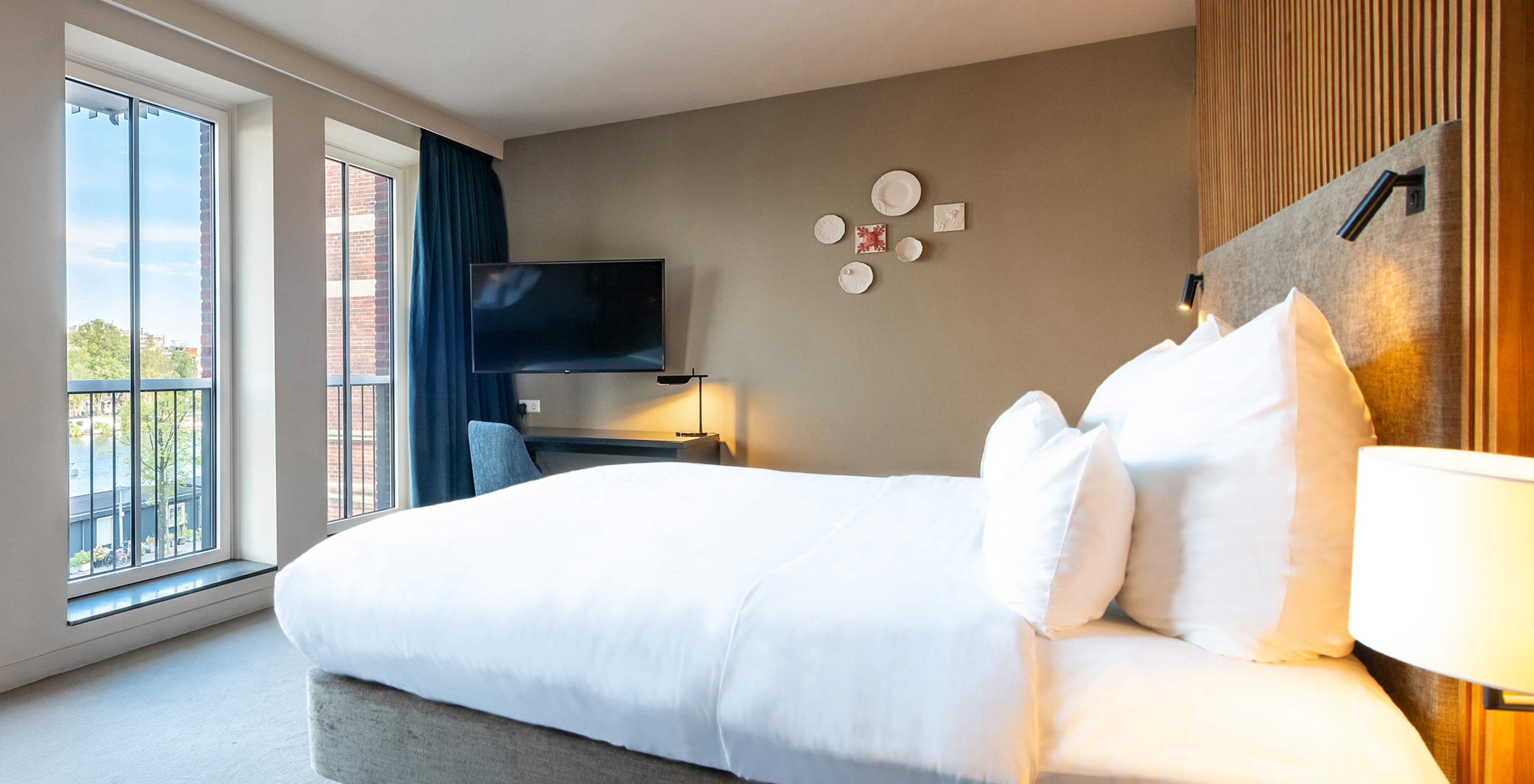 The Superior River View at Pestana Amsterdam Riverside has a double bed, reading lights, a TV and river view
