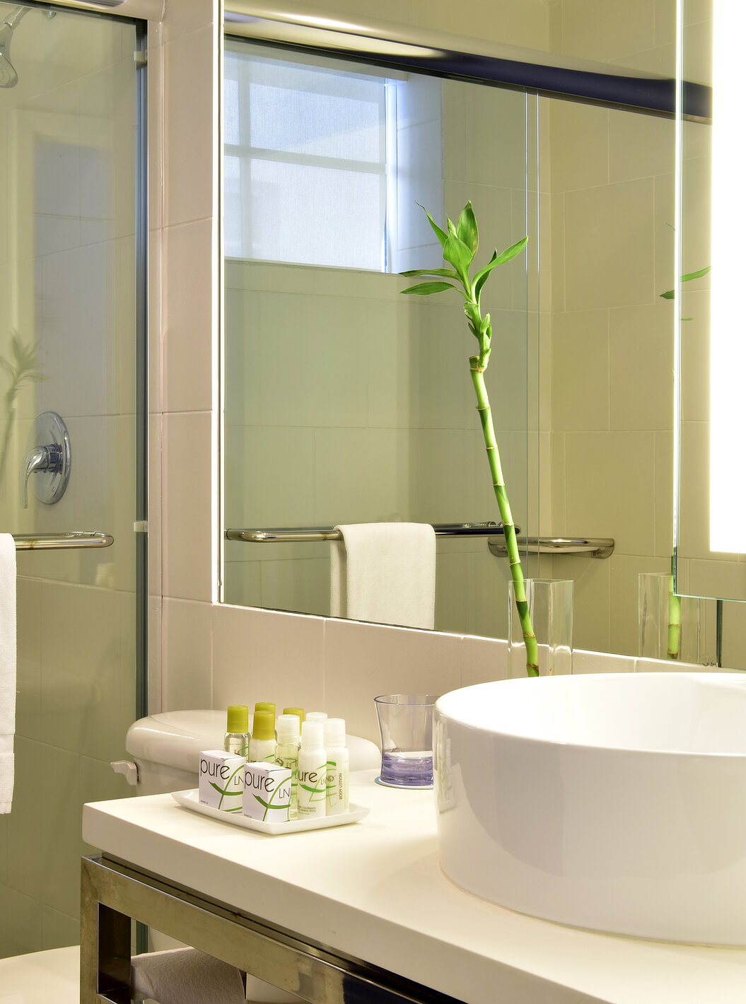 The Classic King at Pestana Miami South Beach has a sink, mirror, towels and toilet