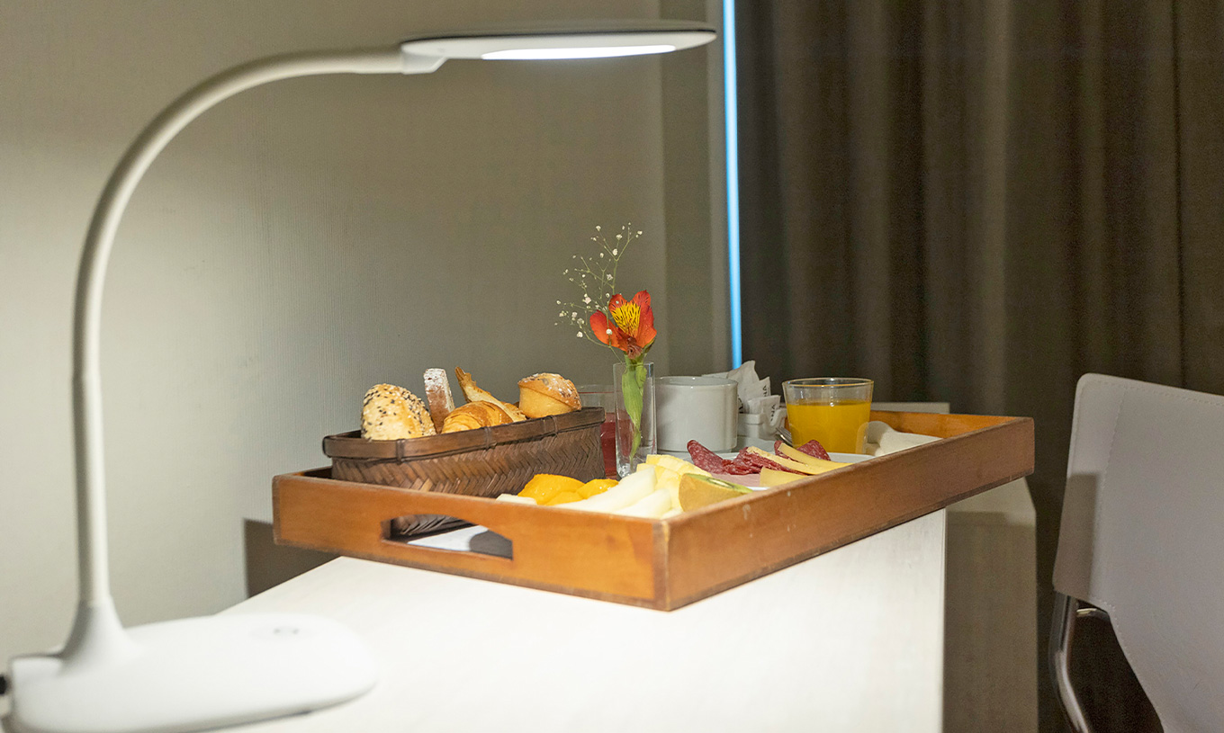 The Twin Superior Room at Pestana Buenos Aires has a desk with a lamp and the option for breakfast