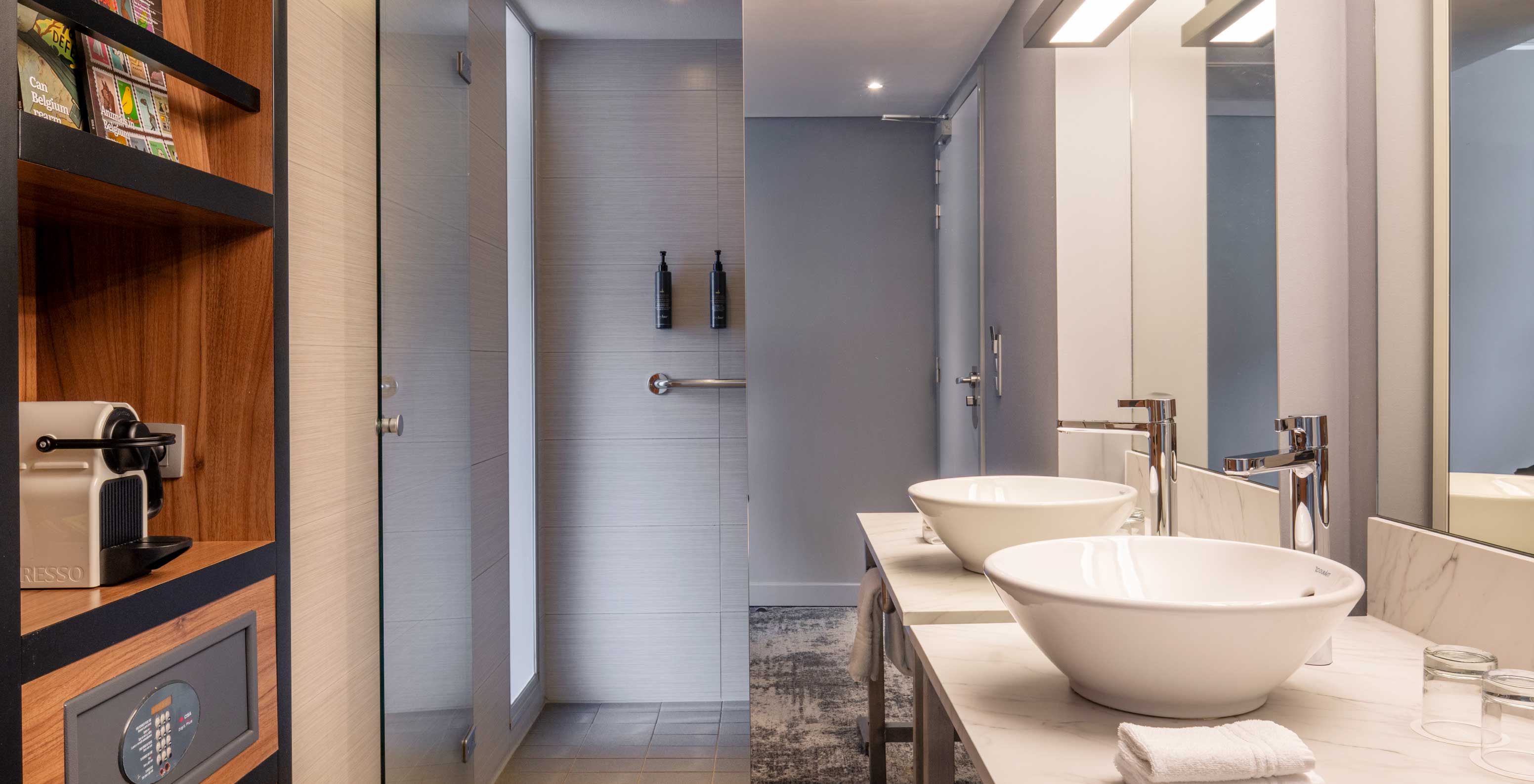 The Superior Twin at Pestana Brussels Schuman has a bathroom with a washbasin, a large mirror, and a shower