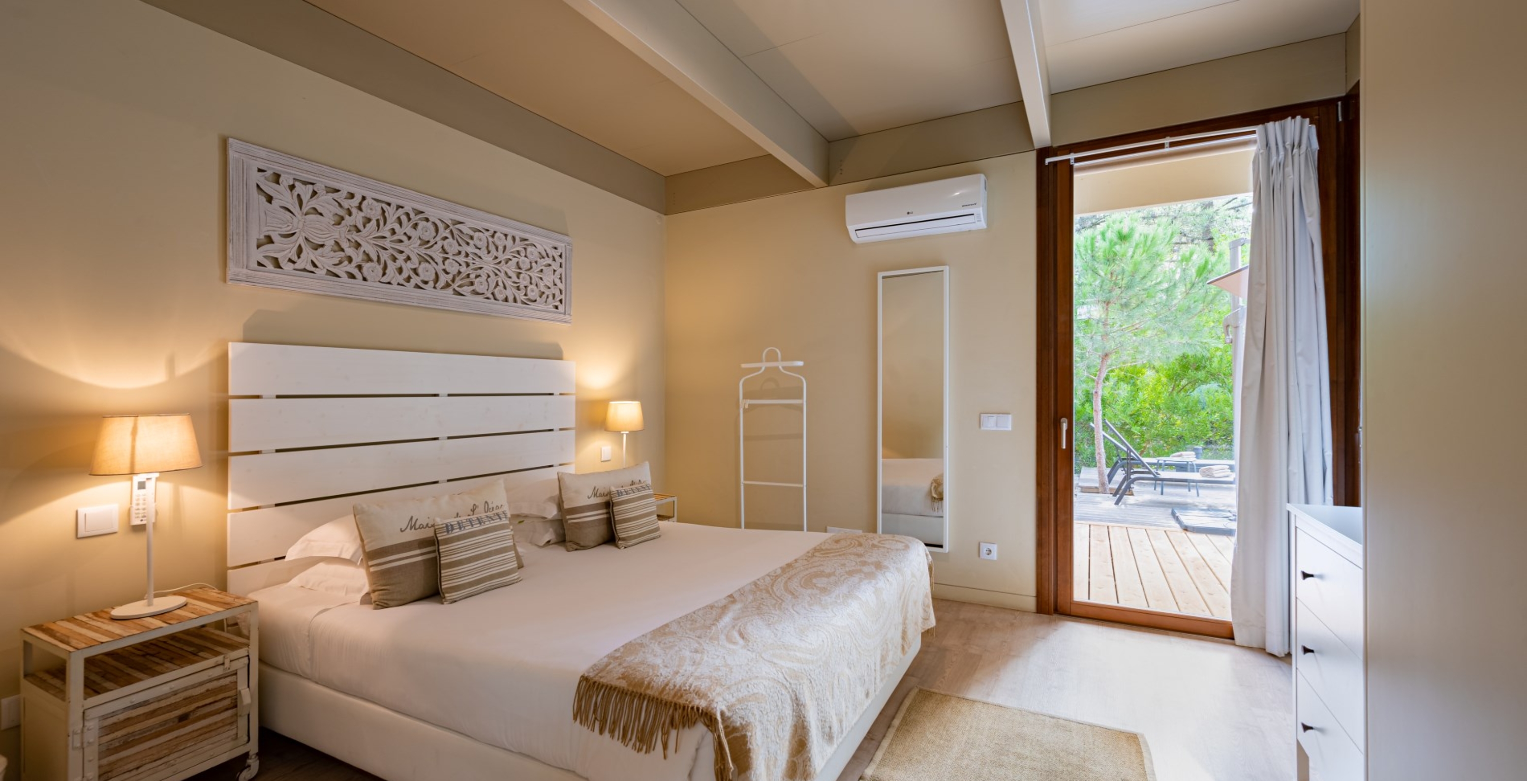 The Sand Villas with Private Pool of Pestana Tróia Eco Resort have a double bed with a bedspread and a mirror on the wall