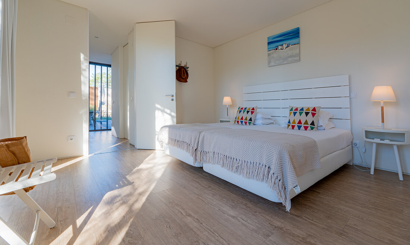 The Deluxe 4 Bedroom Villas with Private Pool of Pestana Tróia Eco Resort has a double bed with access to the terrace