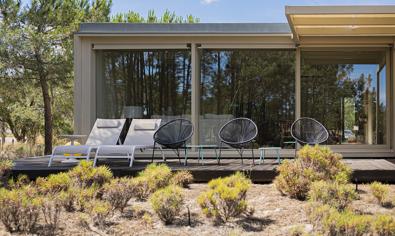 The Townhouse of Pestana Tróia Eco Resort has a terrace with sun loungers and three chairs