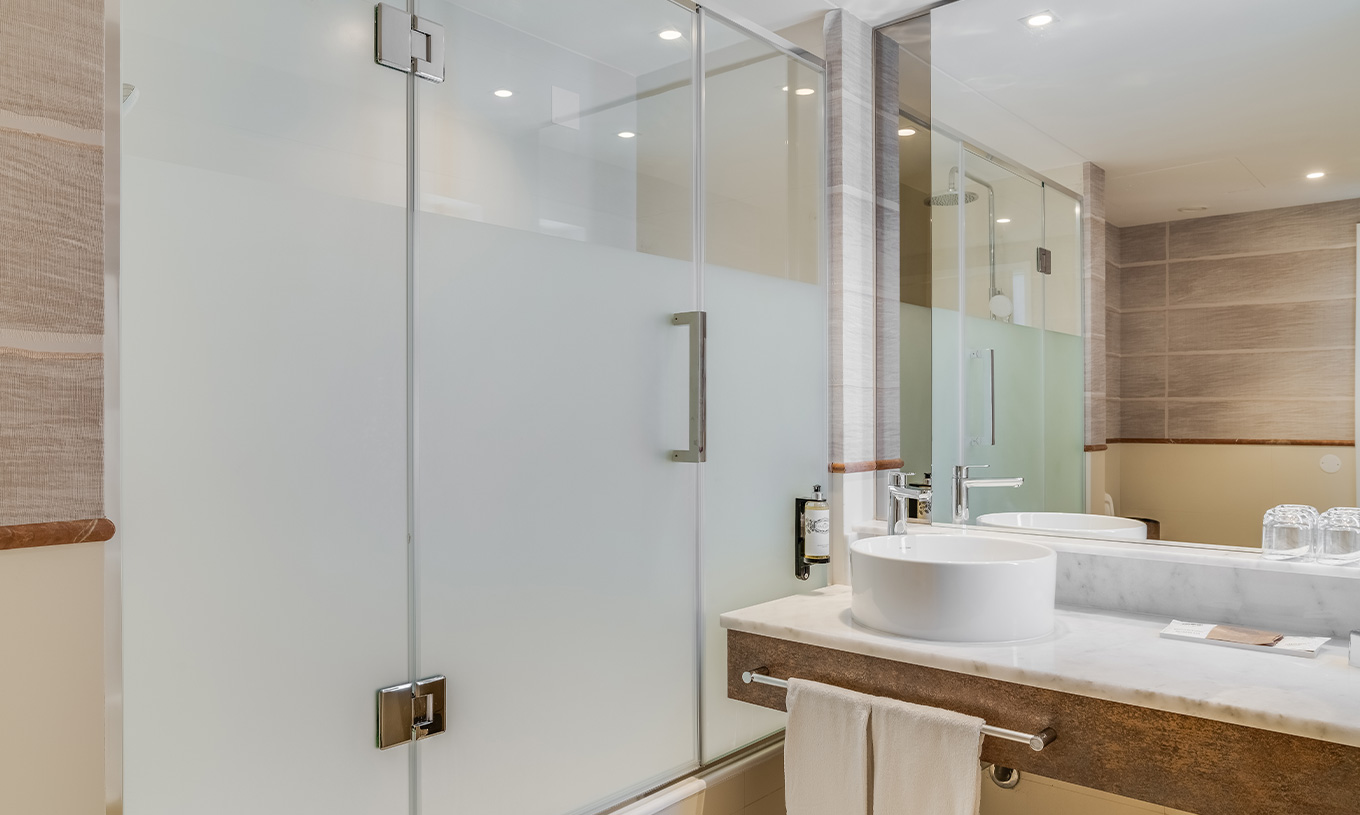 The Superior Family Sea View Room at Pestana Blue Alvor Beach has a bathroom with a sink, mirror, and a shower