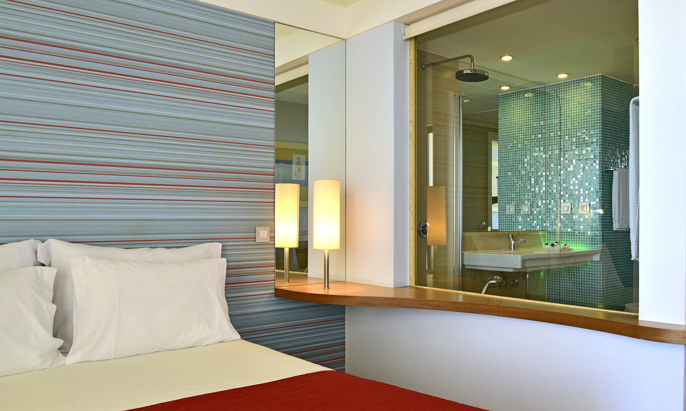 The Deluxe Lateral Sea View at Pestana Dom João II has a view from the room to the bathroom