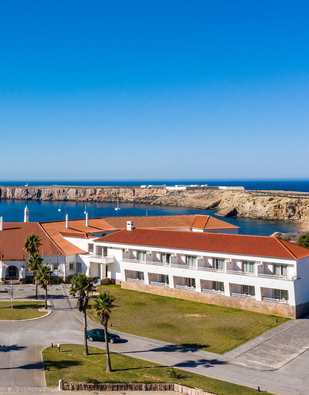 Aerial view of Pousada Sagres, a hotel 5 minutes from the beach, with a view of the sea and parking lot