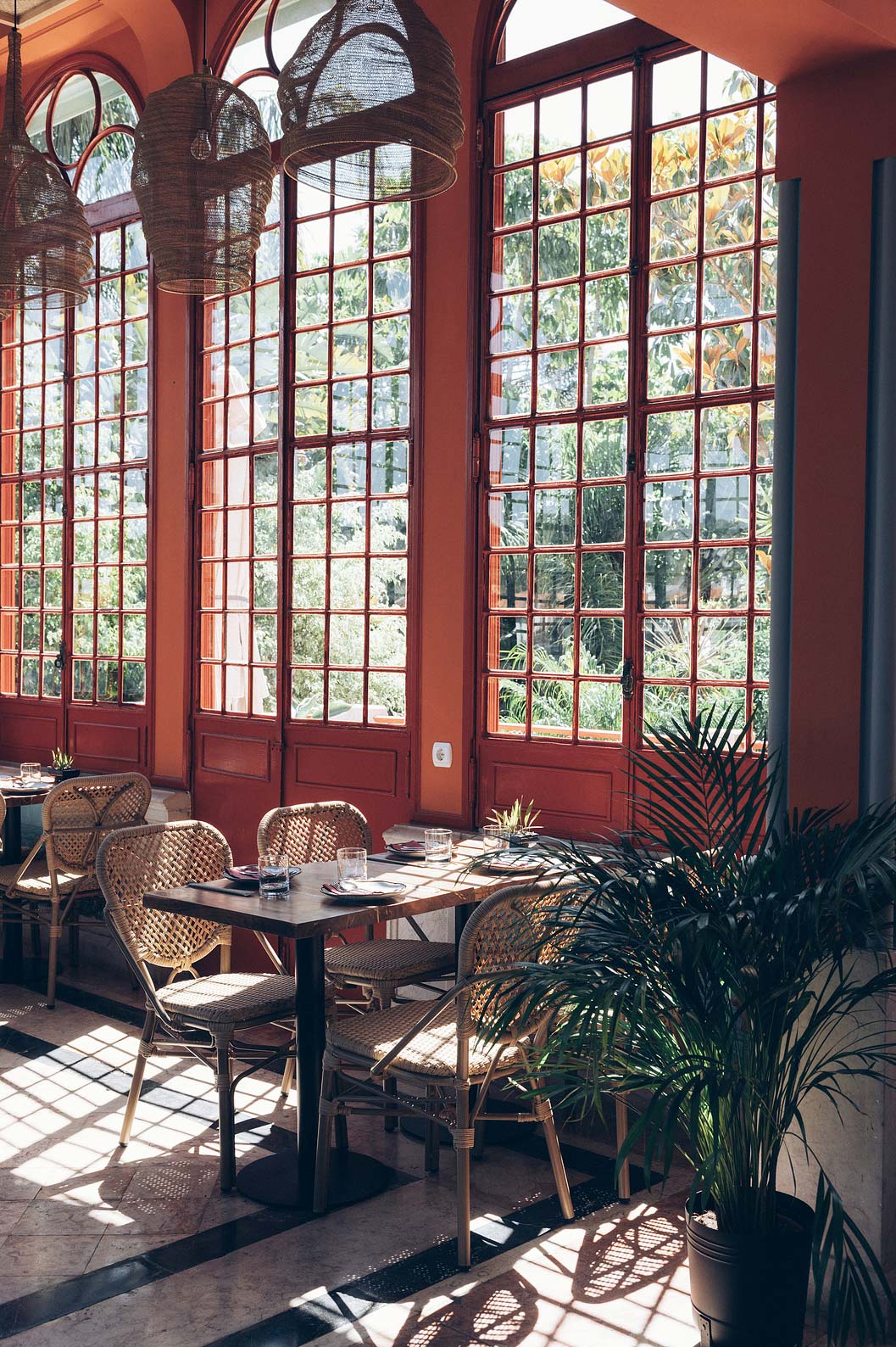 O restaurante Casa do Lago by SOI,  Hotel 5 Estrelas, Monumento Nacional tem mesas de madeira, cadeiras e janelas altas 