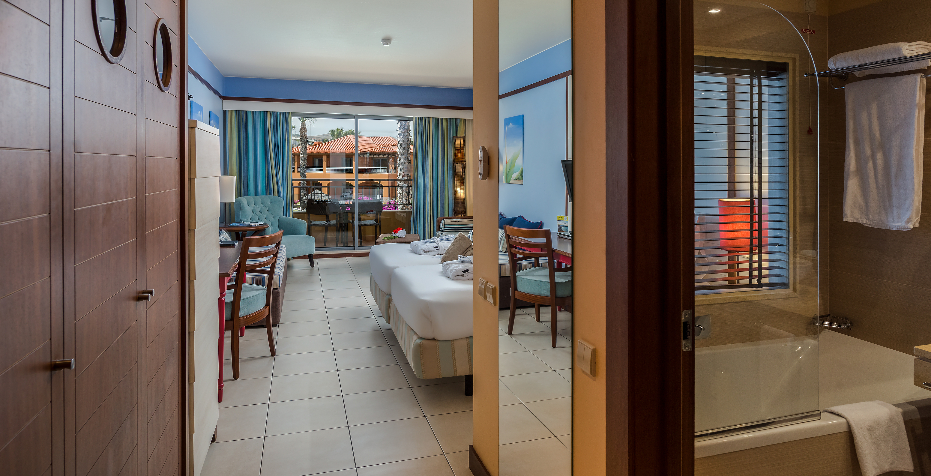 The Pool View Double of Pestana Porto Santo All Inclusive has an entry hallway with a wardrobe and a mirror