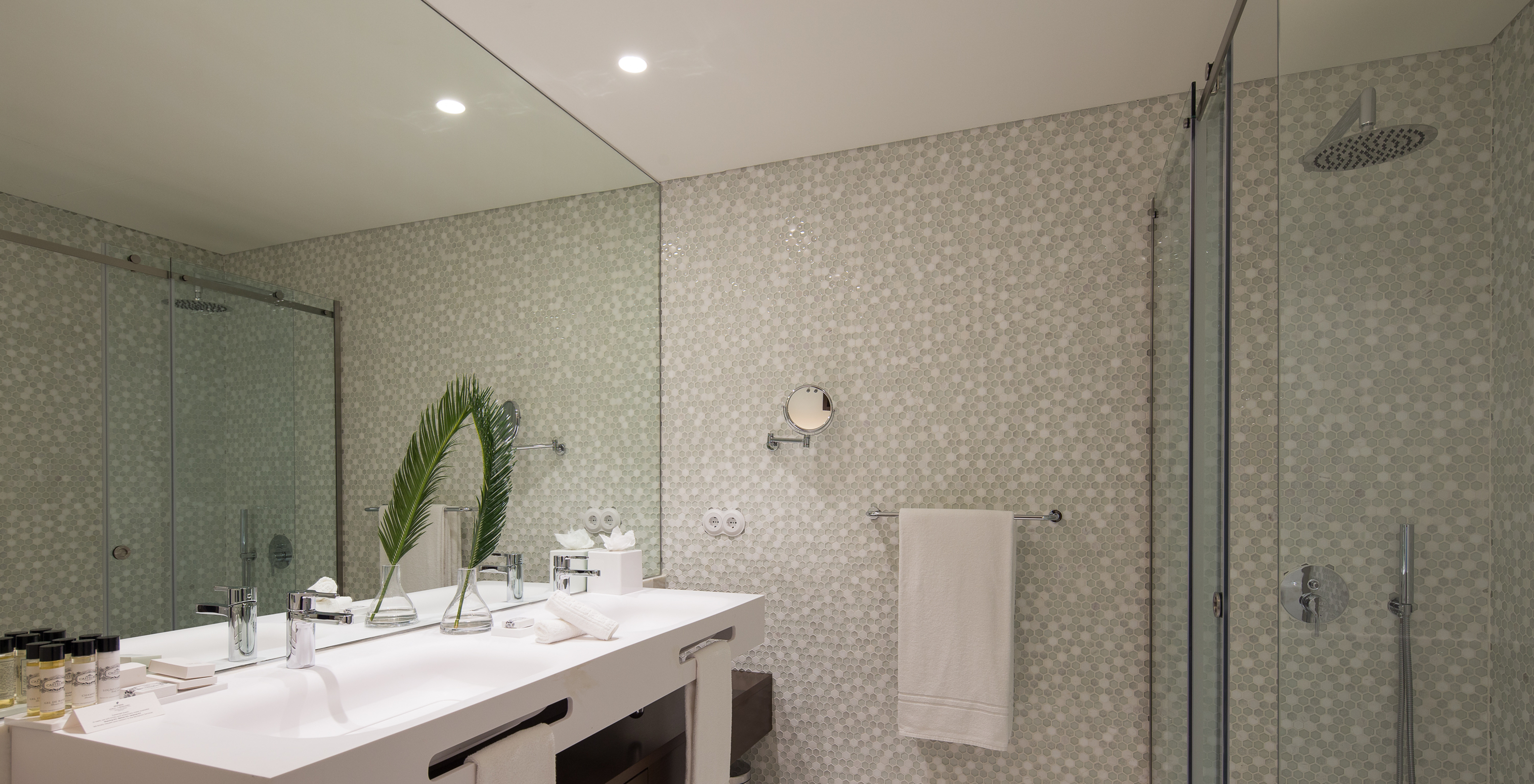 The Deluxe Superior do Pestana Porto - A Brasileira has a bathroom with two sinks and a shower stall with shower