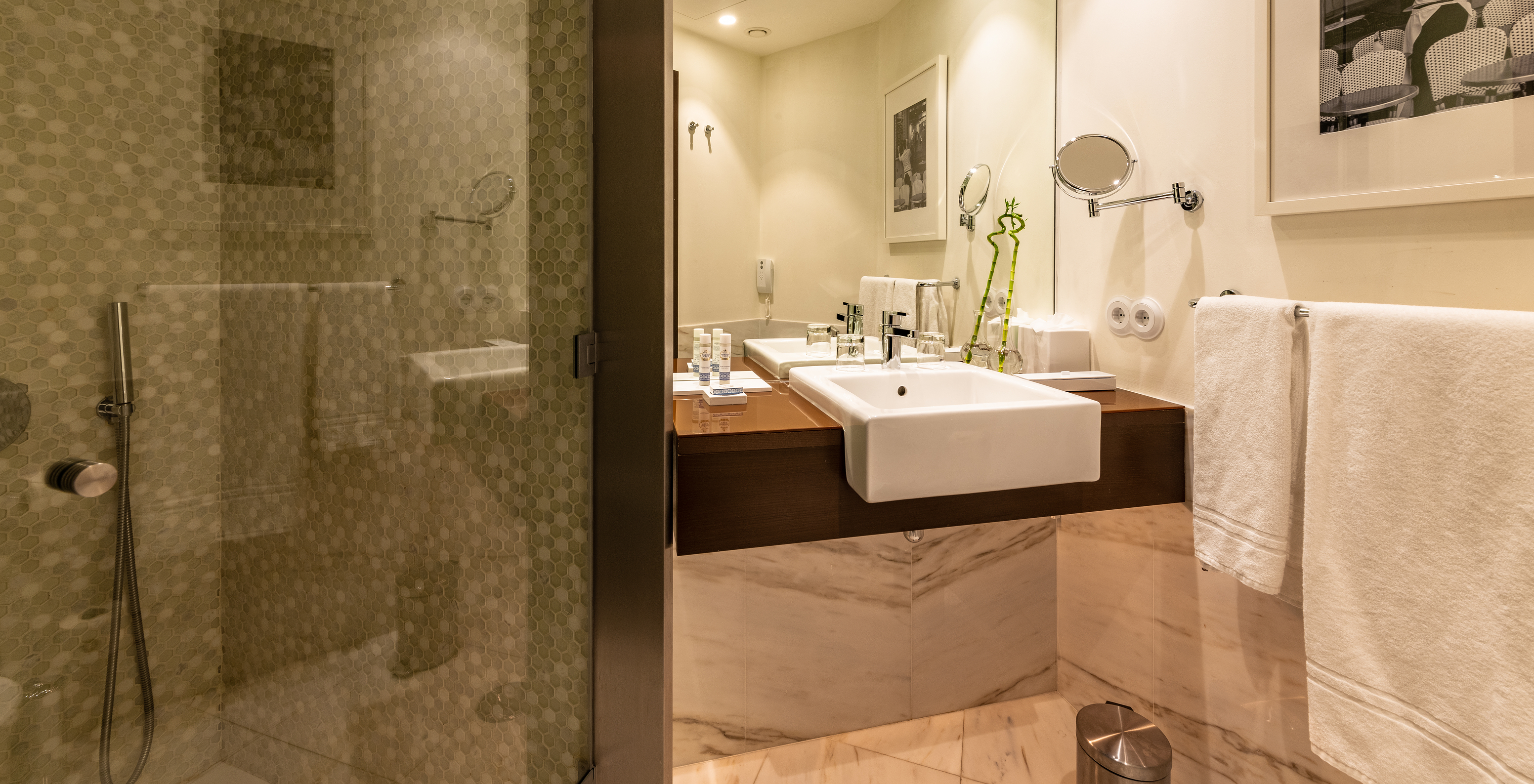 The Deluxe do Pestana Porto - A Brasileira has a bathroom with modern decoration, with sink, shower and a mirror