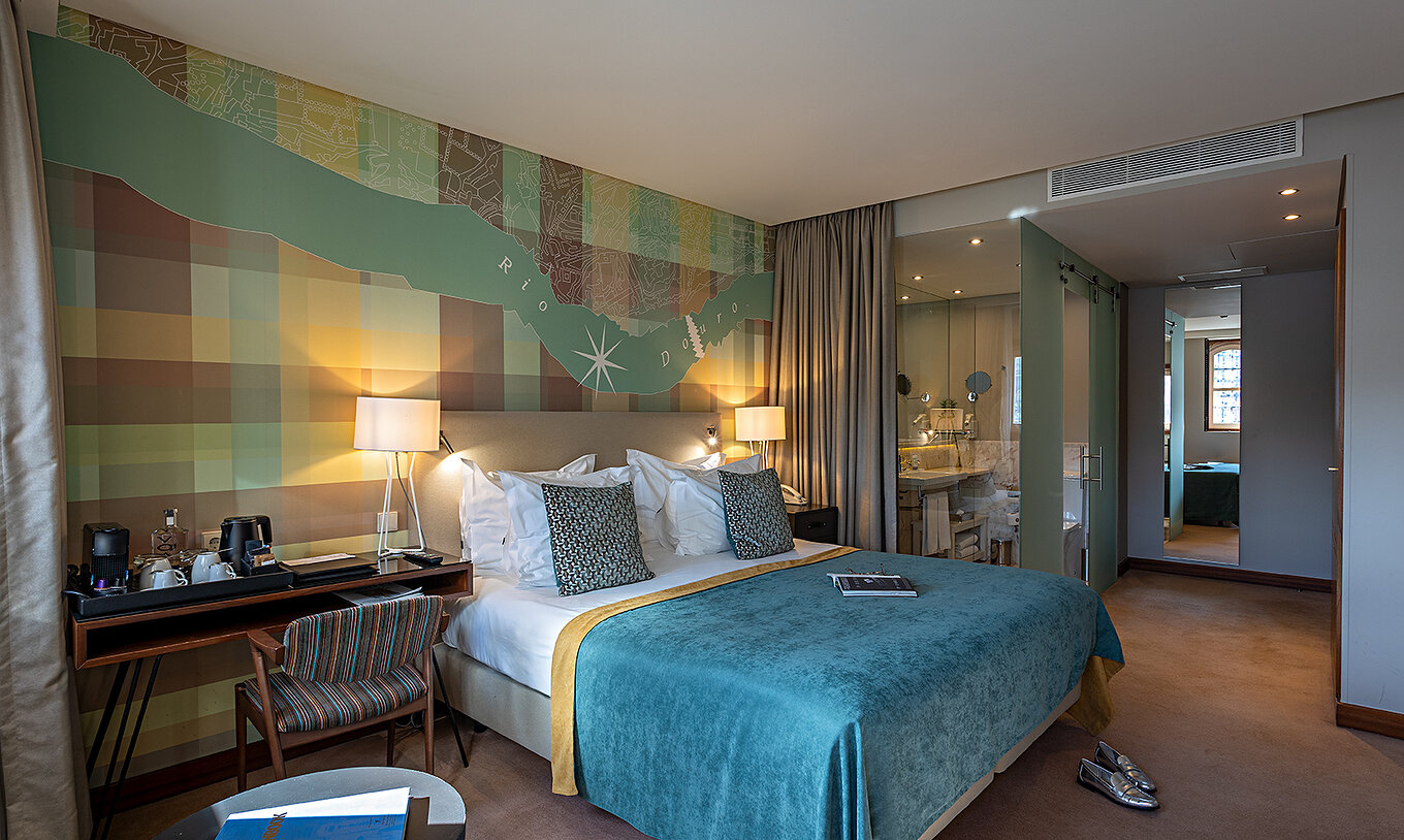 The Vintage Front View at Pestana Vintage Porto has a double bed and a desk with a kettle service