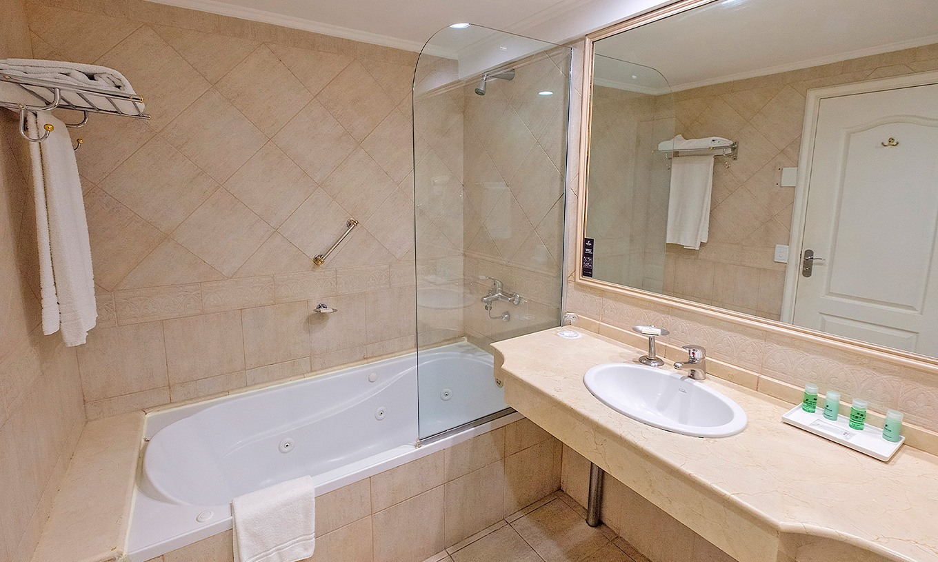 La habitación Twin Executive del Pestana Buenos Aires cuenta con baño con lavabo, espejo, y bañera con ducha