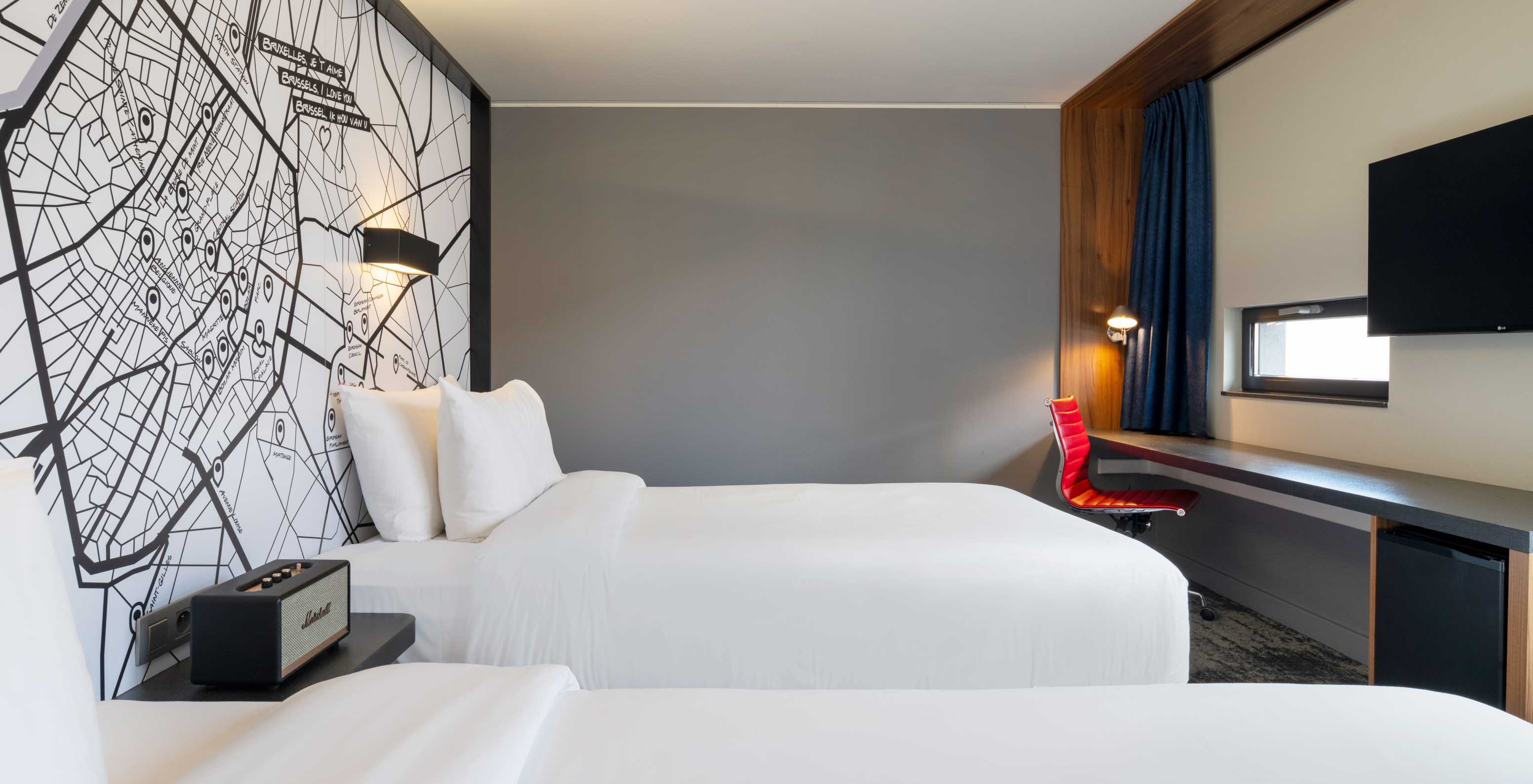 El Superior Twin del Pestana Brussels Schuman tiene dos camas individuales, una televisión colgada y un escritorio