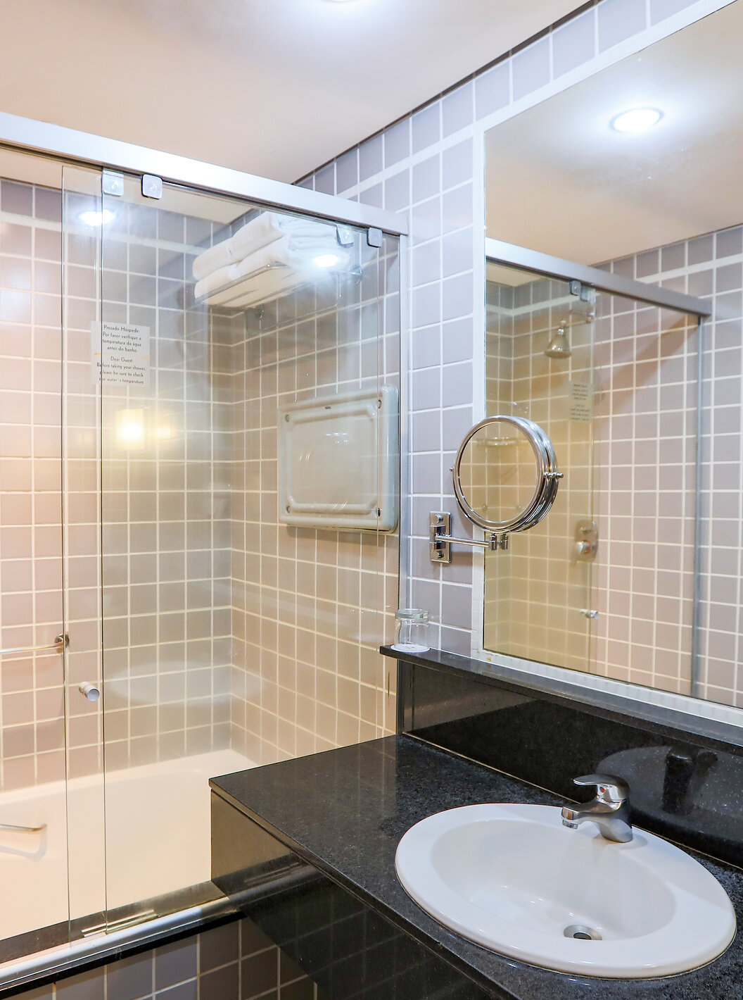 El Quarto Familiar del Pestana Curitiba tiene un baño con bañera y un lavabo negro