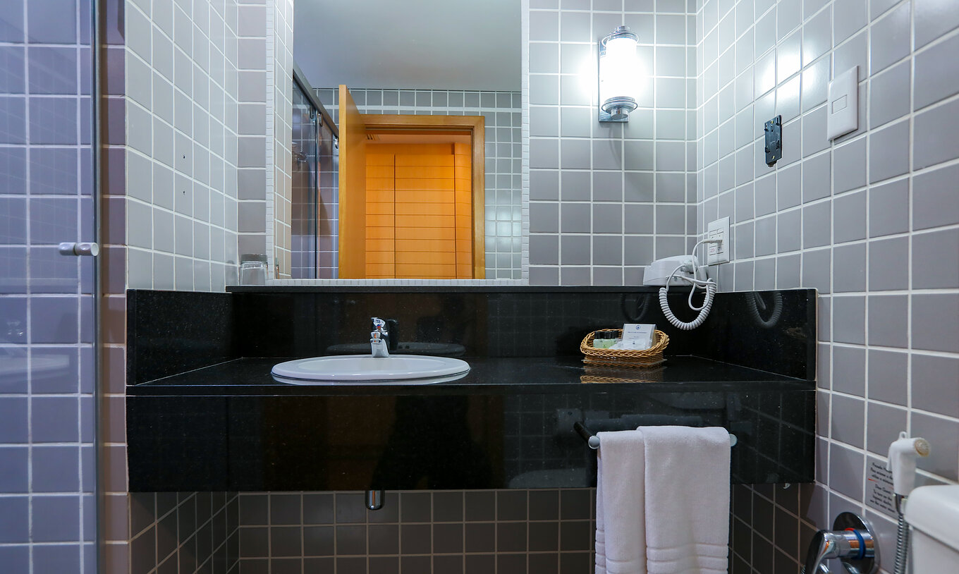 El Twin Luxo Corner del Pestana Curitiba tiene un baño con bañera, lavabo y un inodoro con ducha