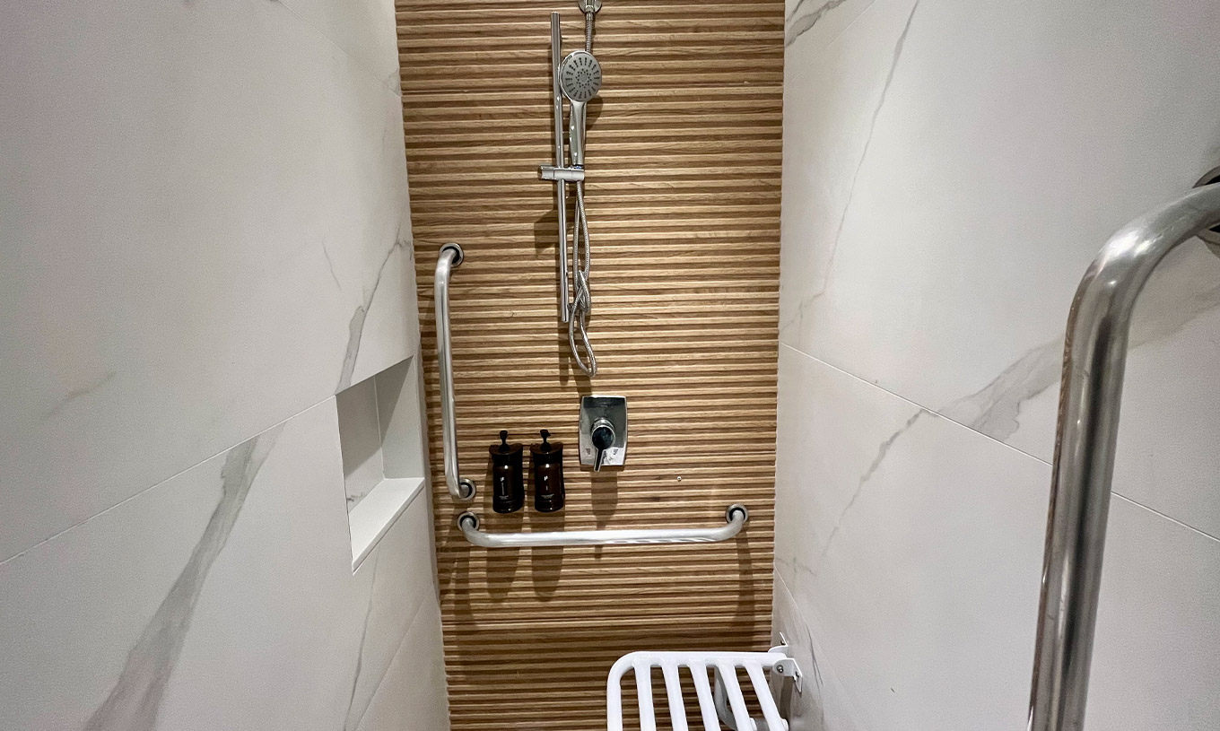 El Cuarto Semi Adaptado del Pestana Rio Atlântica tiene ducha con barras, dispensadores y asiento abatible