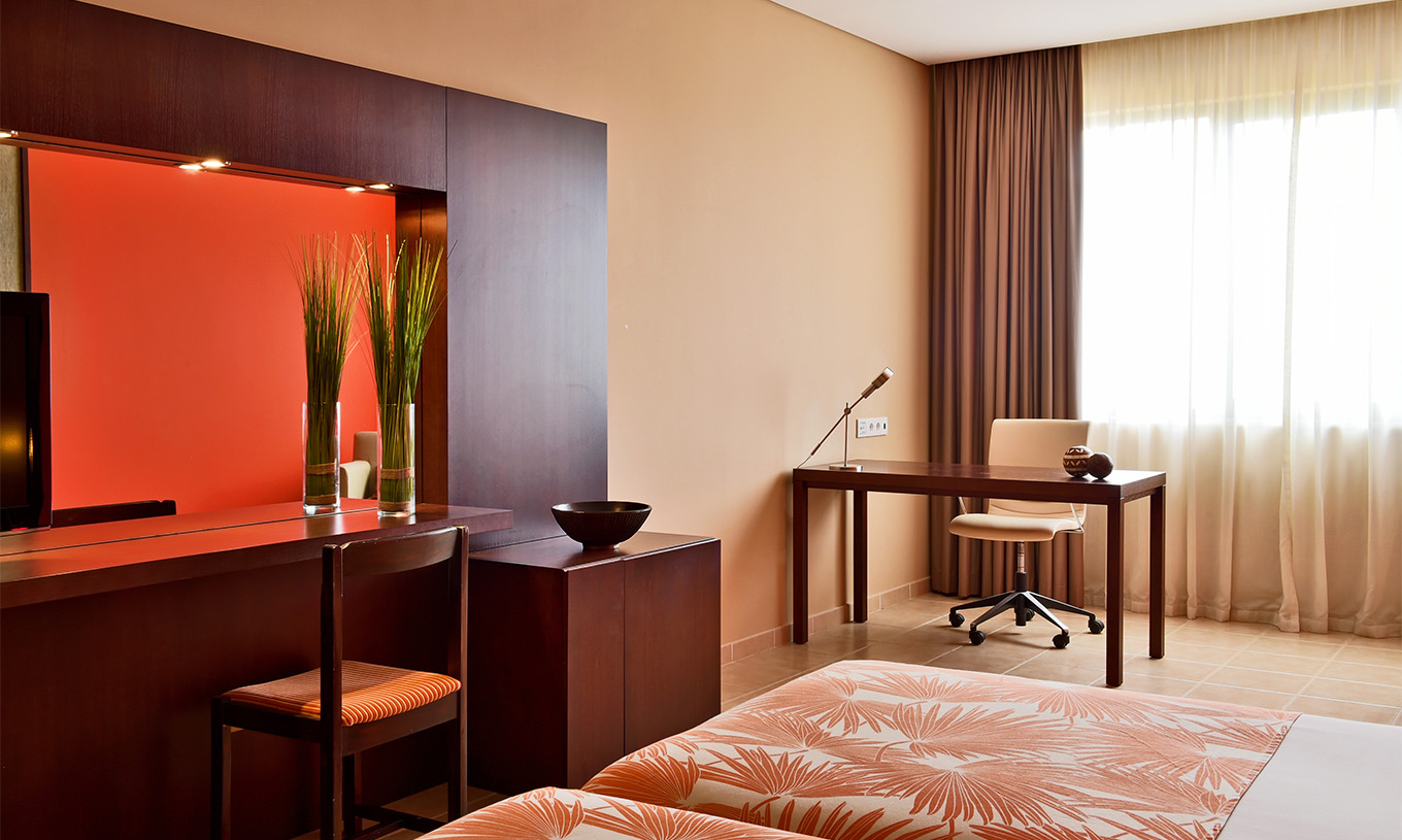 La Habitación Classic Sea View del Pestana Tropico cuenta con un escritorio con candeeiro y una silla, cama y un espejo