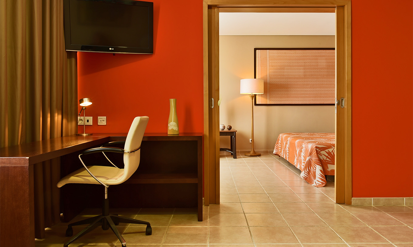 La Suite Premium del Pestana Tropico cuenta con una televisión y un escritorio con silla