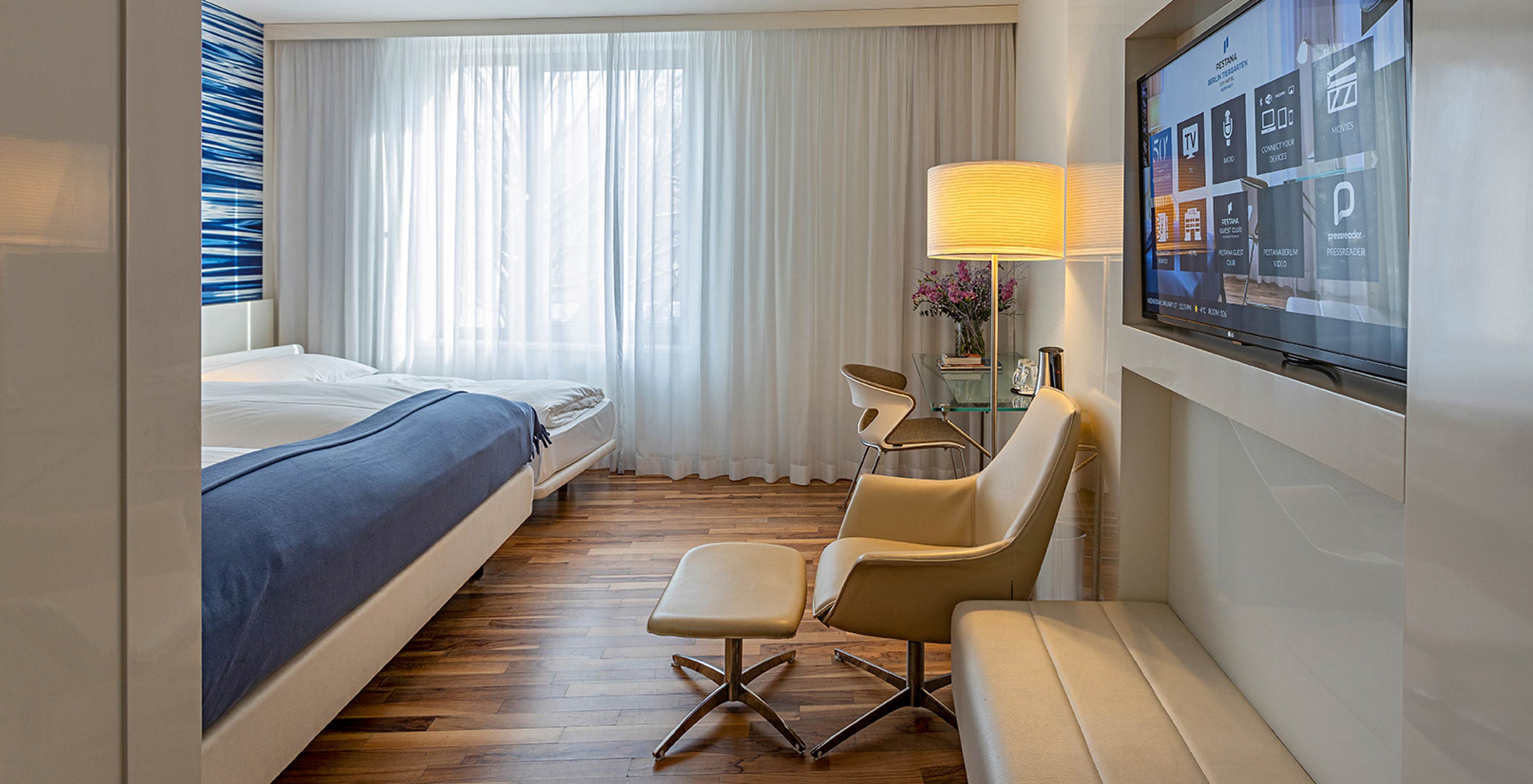 Family Deluxe con escritorio, silla de descanso y TV